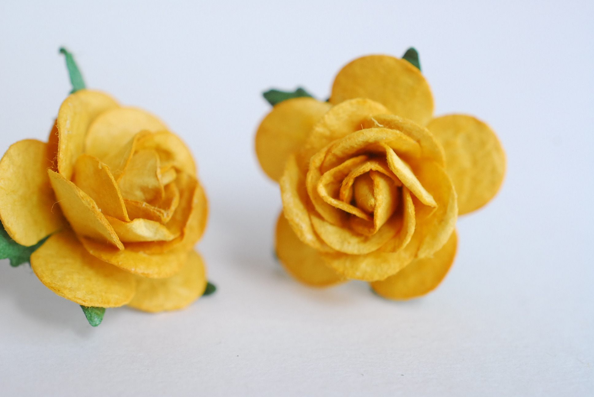 ดอกไม้กระดาษสา ดอกไม้กระดาษสา ราคาส่ง, ดอกกุหลาบกระดาษสา ดอกไม้ประดิษฐ์ สำหรับตกแต่ง หรืองานแต่งงาน สีเหลืองน้ำตาล ขนาด 2.5 cm. จำนวน 50 ดอก Paper flowers, handmade flowers, small roses paper size 2.5 cm. 50 pieces, brown yellow color.