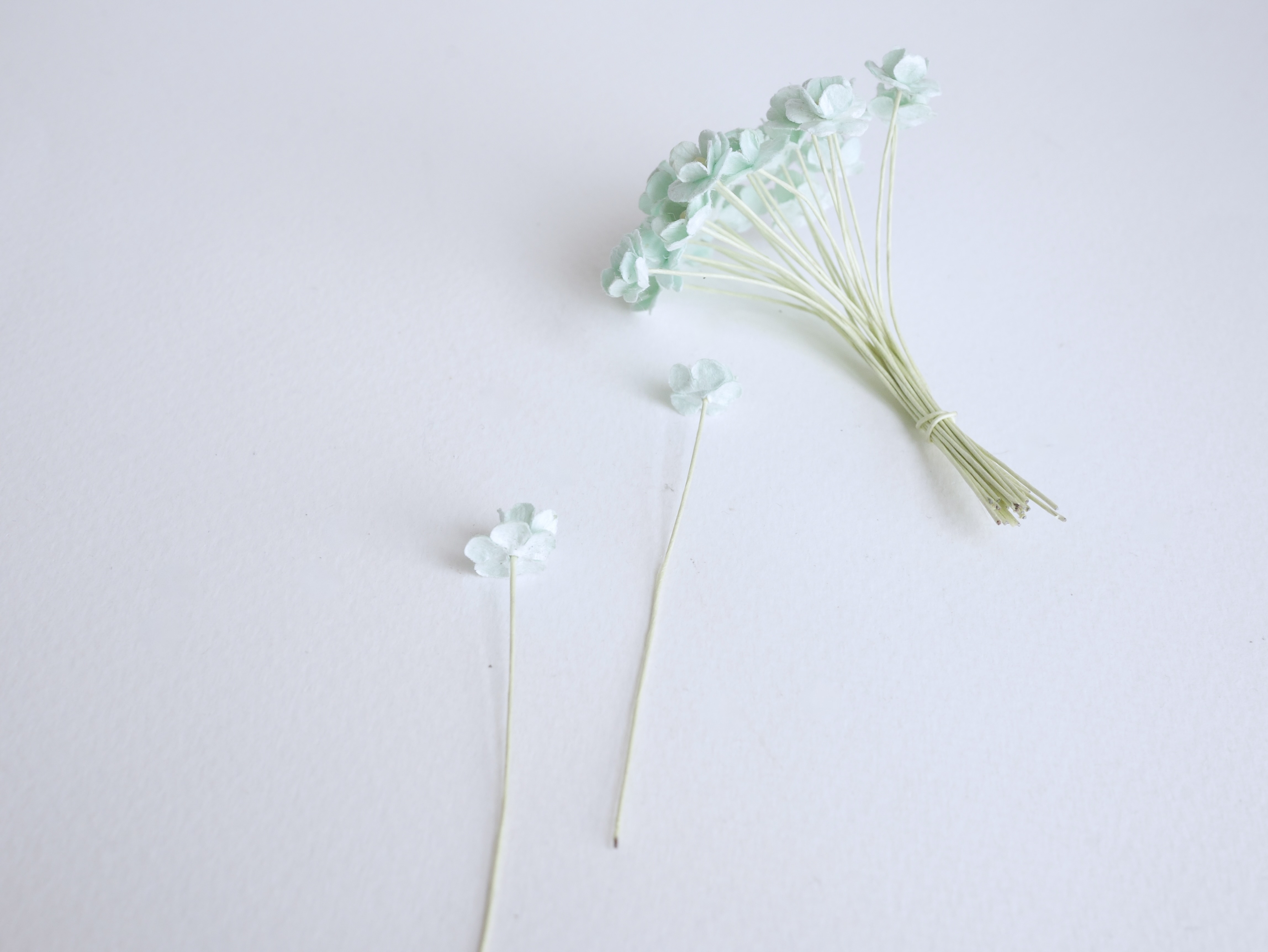 ดอกไม้กระดาษสา ดอกไม้กระดาษสาราคาส่ง ดอกไม้กระดาษสำหรับตกแต่ง งานแต่งงาน หรือติดของชำร่วย ดอก creeping lady 100 ดอก ขนาด 0.8 cm. สีมิ้นท์ Small Paper Flower with stem, , 100 pcs., size 0.8 cm., small flowers 2 layers, pastel mint color.