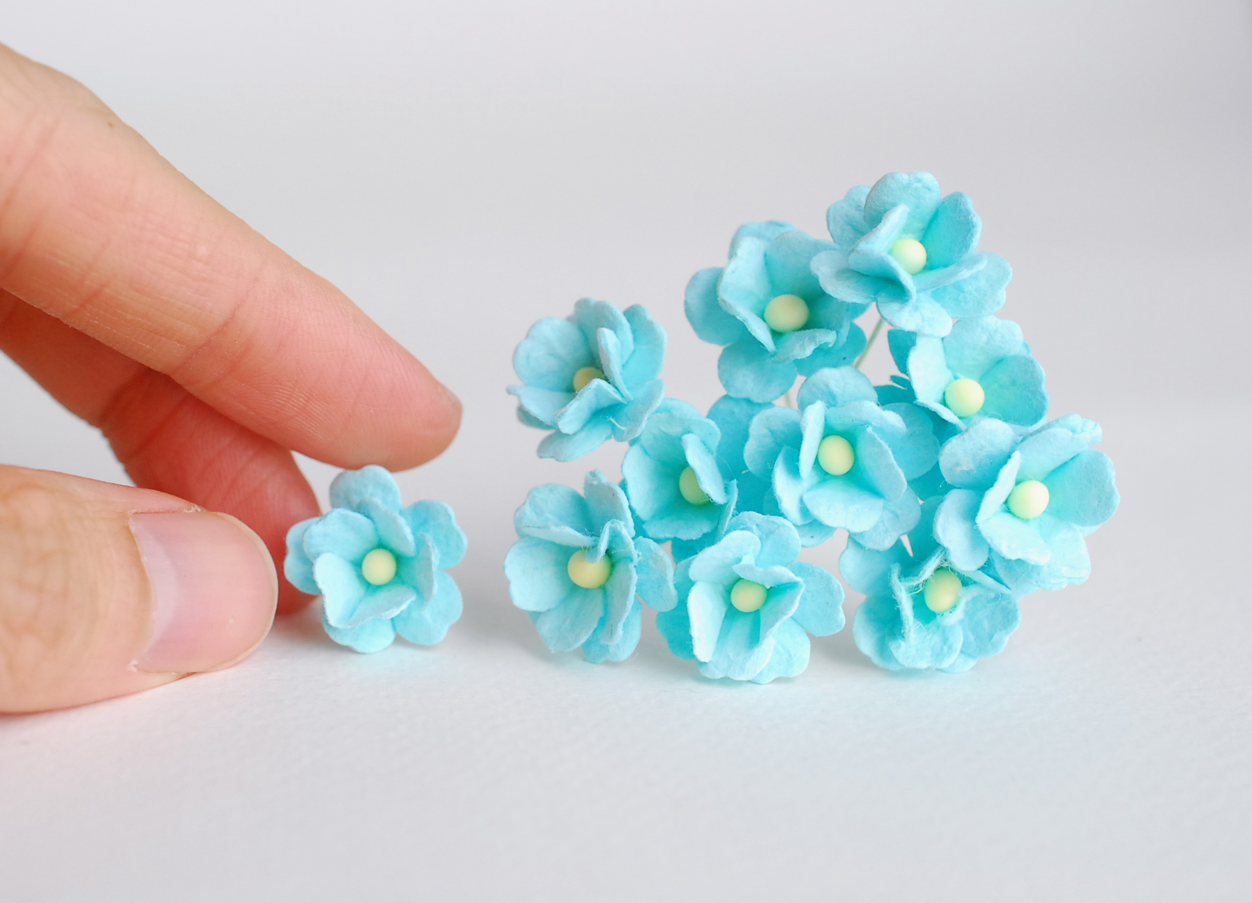 ดอกไม้กระดาษสา ราคาส่ง, ดอกไฮเดรนเยียกระดาษสา ดอกไม้ประดิษฐ์ ตกแต่งงานแต่งงาน ประดิษฐ์ข้อมือเพื่อนเจ้าสาว ขนา่ด 1.5 cm., สำหรับของชำร่วย, งานแต่งงาน, ดอกไม้ทำข้อมือเจ้าสาว สีฟ้าใส จำนวน 100 ดอก Paper flower,100 Pieces mulberry hydenyia blue sky color