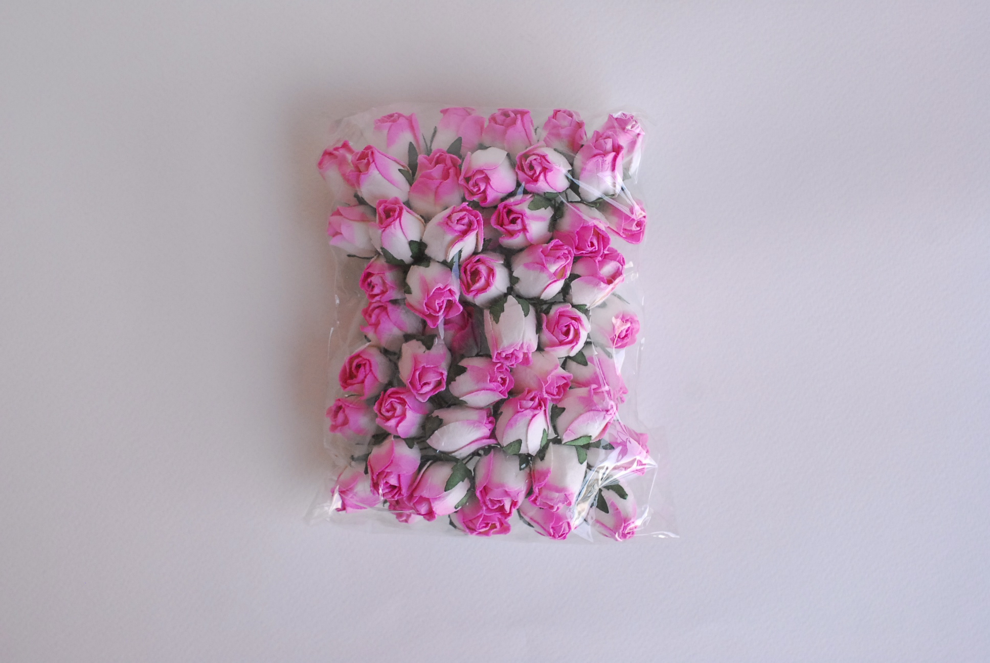 ดอกไม้กระดาษสา ดอกไม้กระดาษสา จตุจักร งานประดิษฐ์ ดอกไม้ทำข้อมือเพื่อนเจ้าสาว แต่งงาน, ดอกกุหลาบตูม 50 ดอก สีชมพูปัดสีขาวcolor ขนาด 1.5x2 cm. paper flowers, budding roses flower 1.5x2 cm. 50 pieces.pink brush white color