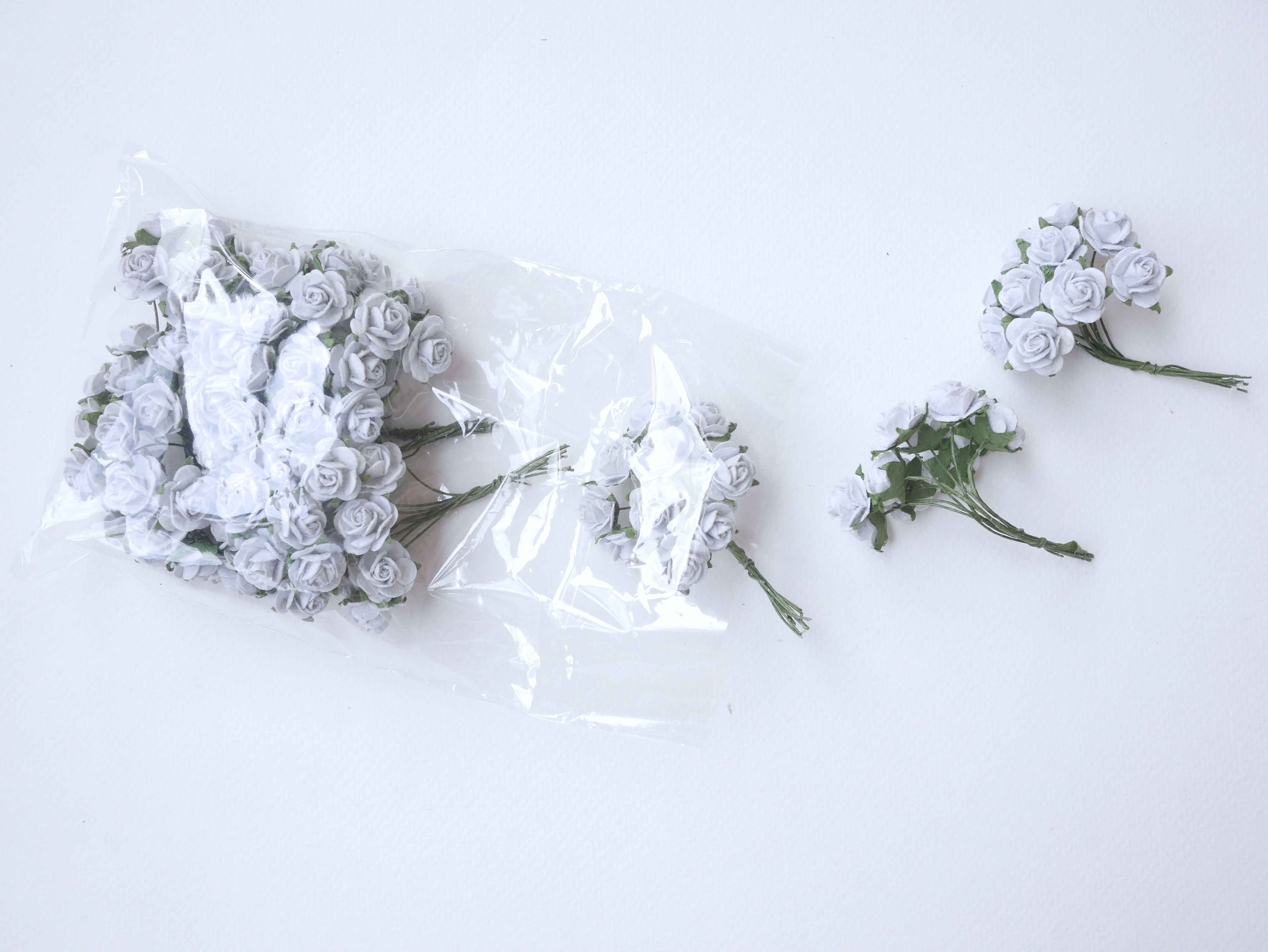 ดอกไม้กุหลาบกระดาษ ดอกไม้กระดาษสา, ดอกกุหลาบจิ๋ว, ดอกไม้กระดาษสาขายส่ง สีเทาอ่อนผสมฟ้าอ่อน ขนาด 1.5 cm. จำนวน 100 ดอก Paper Flowers size 1.5 cm., mini roses pale gray color, 100 pcs.