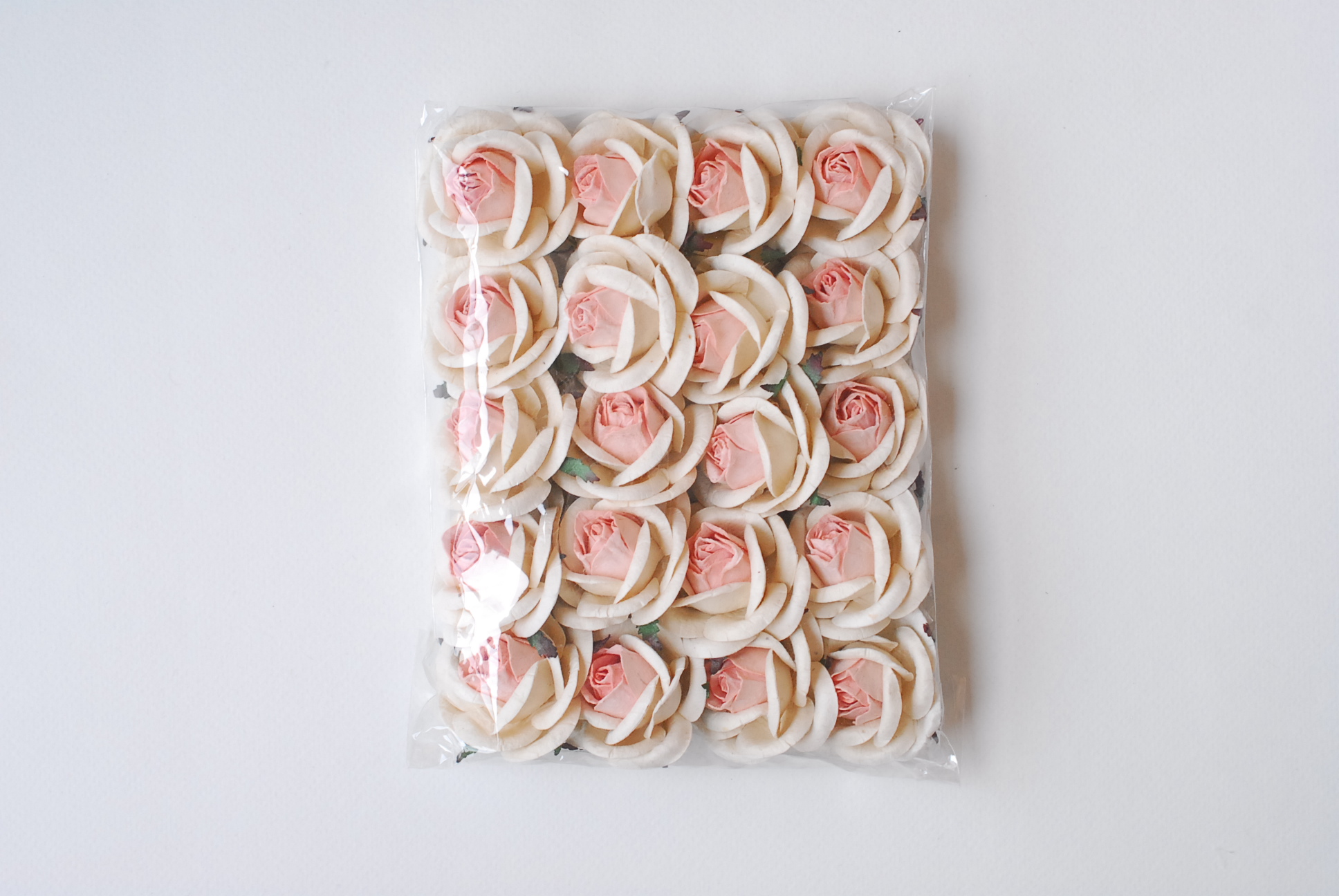 ดอกไม้กระดาษสา ราคาส่ง, ดอกกุหลาบกระดาษสา ดอกไม้ประดิษฐ์ ตกแต่งงานแต่งงาน ขนาด 4.5 cm. สีชมพูอ่อน–ขาว , สำหรับของชำร่วย, งานแต่งงาน, ดอกไม้ทำข้อมือเจ้าสาว Paper flower,20 Pieces mulberry rose, 4.5 cm. pale pink–white color.