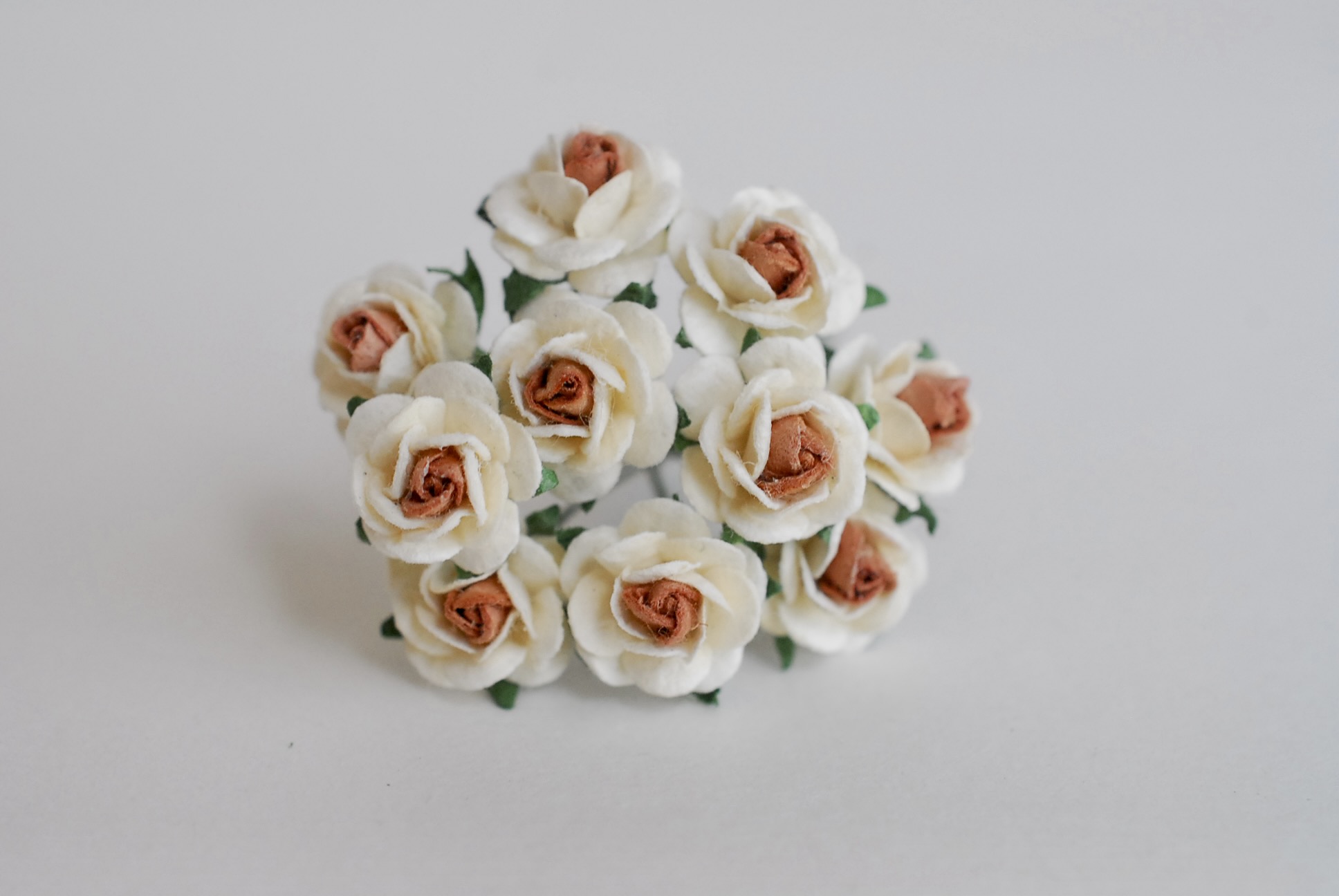 ดอกไม้กระดาษสาสำหรับตกแต่ง ของชำร่วย ดอกกุหลาบ กระดาษสา สีน้ำตาล-ขาว ขนาด 1 cm. จำนวน 100 ดอก/1 ถุง