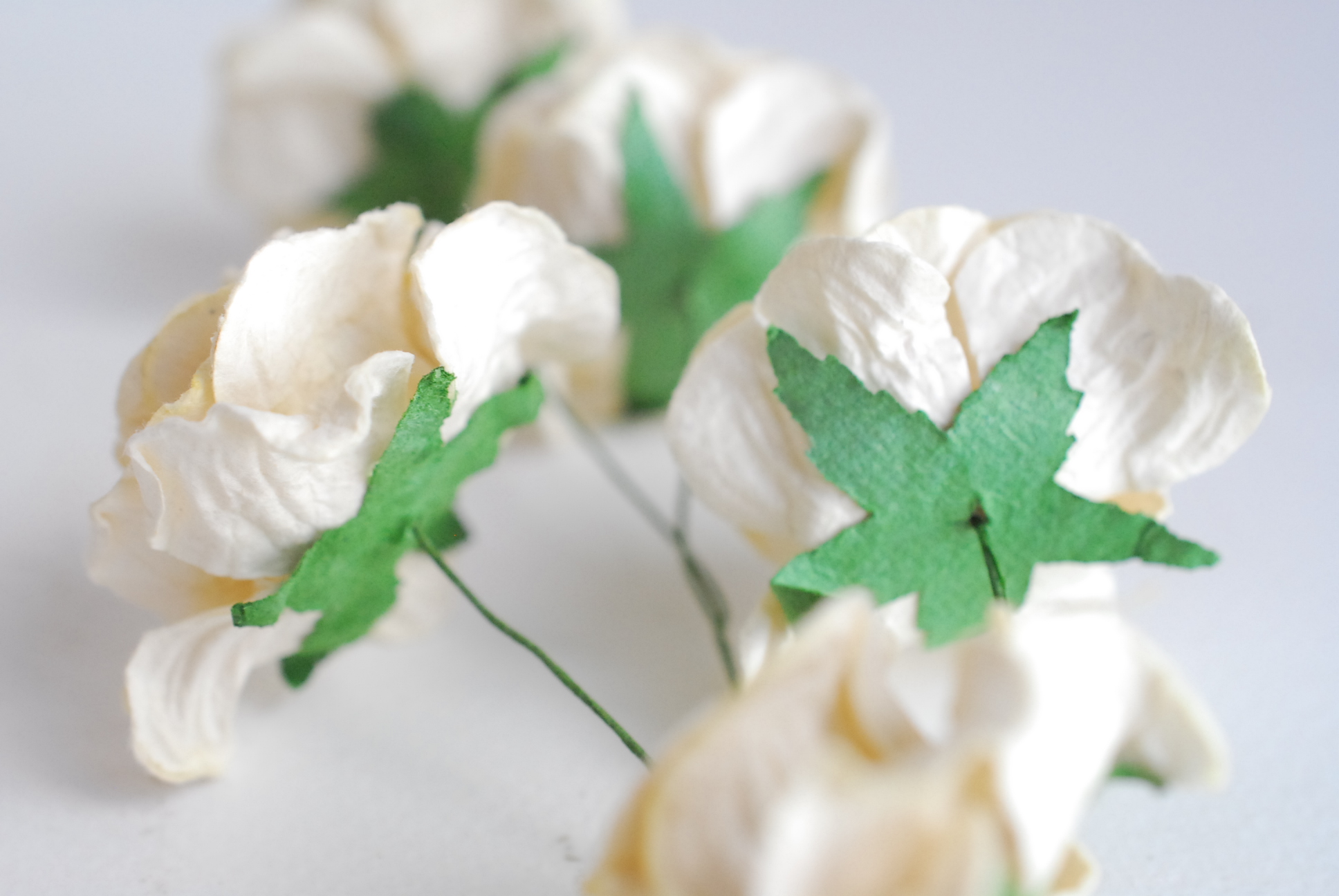 ดอกไม้ประดิษฐ์ ดอกไม้กระดาษสา ตกแต่งงานแต่งงาน งานแต่งงาน ดอกไม้ทำมงกุฎ ดอกกุหลาบขนาด 4 cm. 25ดอก กลีบบิด สีครีม Ivory color