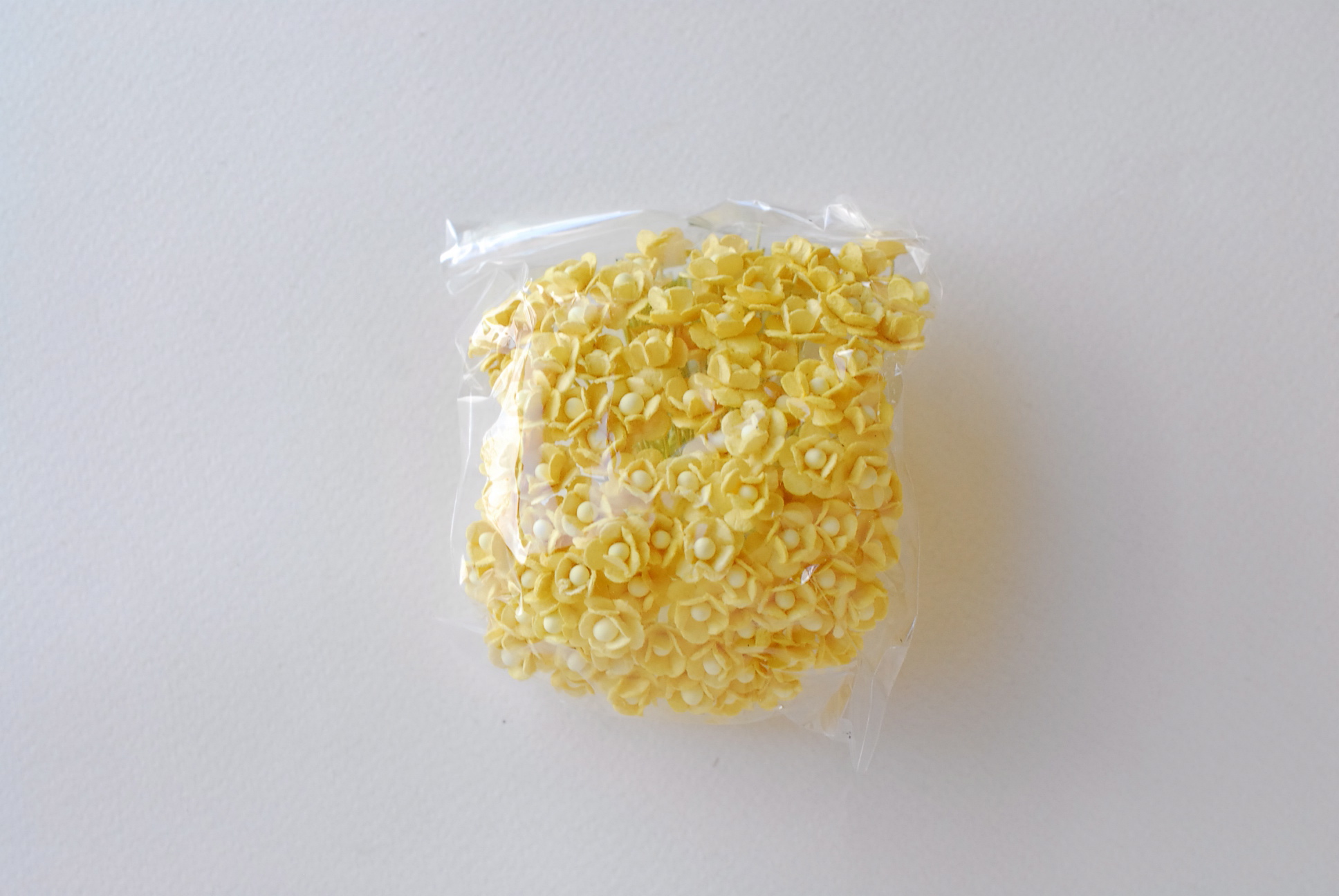 ดอกไม้กระดาษสา ดอกไม้กระดาษสาราคาส่ง ดอกไม้กระดาษสำหรับตกแต่ง งานแต่งงาน หรือติดของชำร่วย ดอก creeping lady 100 ดอก ขนาด 0.8 cm. สีเหลือง Small Paper Flower with stem, 100 pcs., size 0.8 cm., creeping flowers 2 layers, yellow color.