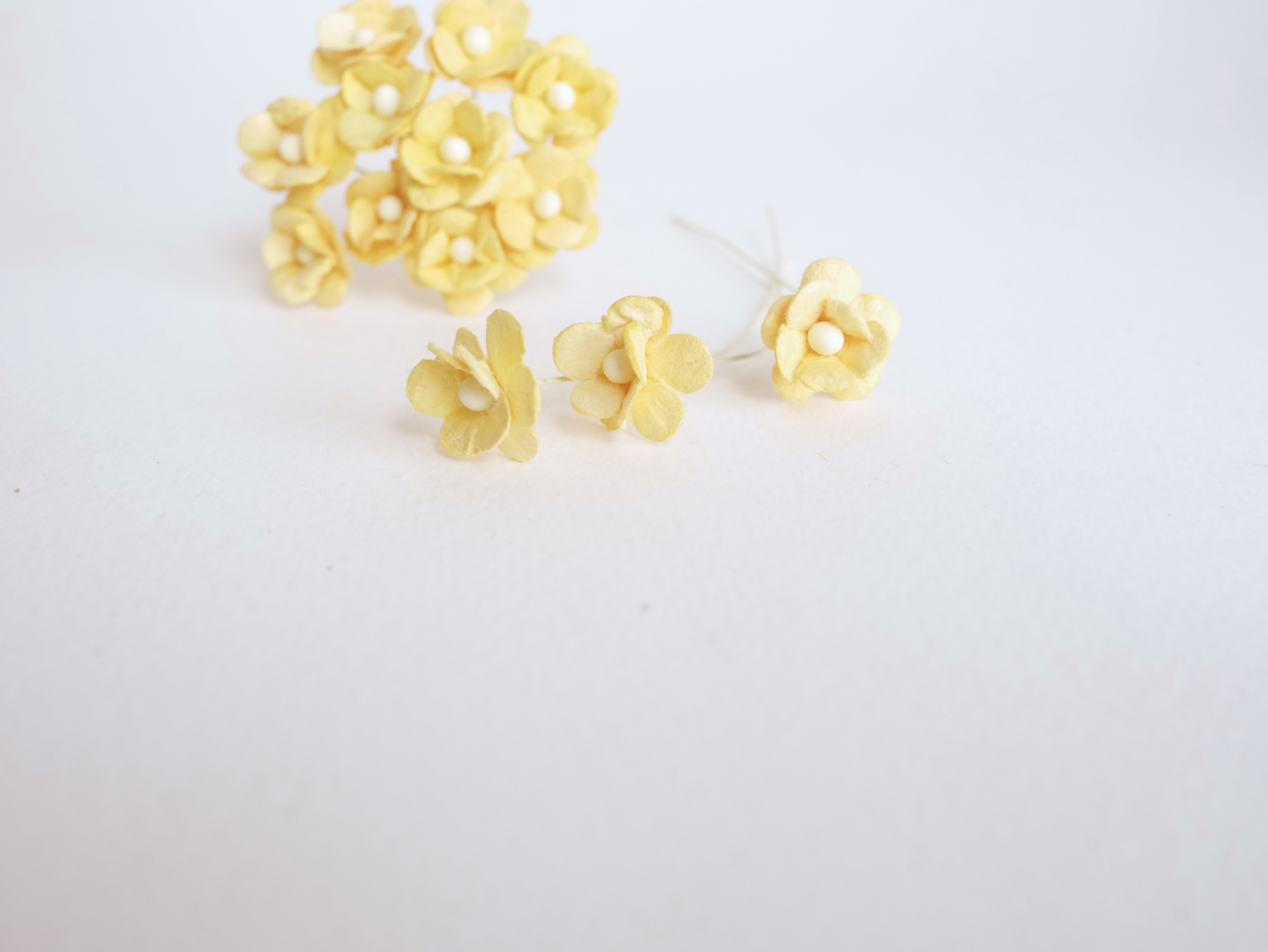 ดอกไม้กระดาษสา ราคาส่ง, ดอกไฮเดรนเยียกระดาษสา ดอกไม้ประดิษฐ์ ตกแต่งงานแต่งงาน ประดิษฐ์ข้อมือ เพื่อนเจ้าสาว ขนาด 1.5 cm., สำหรับของชำร่วย, งานแต่งงาน, ดอกไม้ทำข้อมือเจ้าสาว สีเหลืองกลาง จำนวน 100 ดอก Paper flower,100 Pieces mulberry hydenyia, yellow color