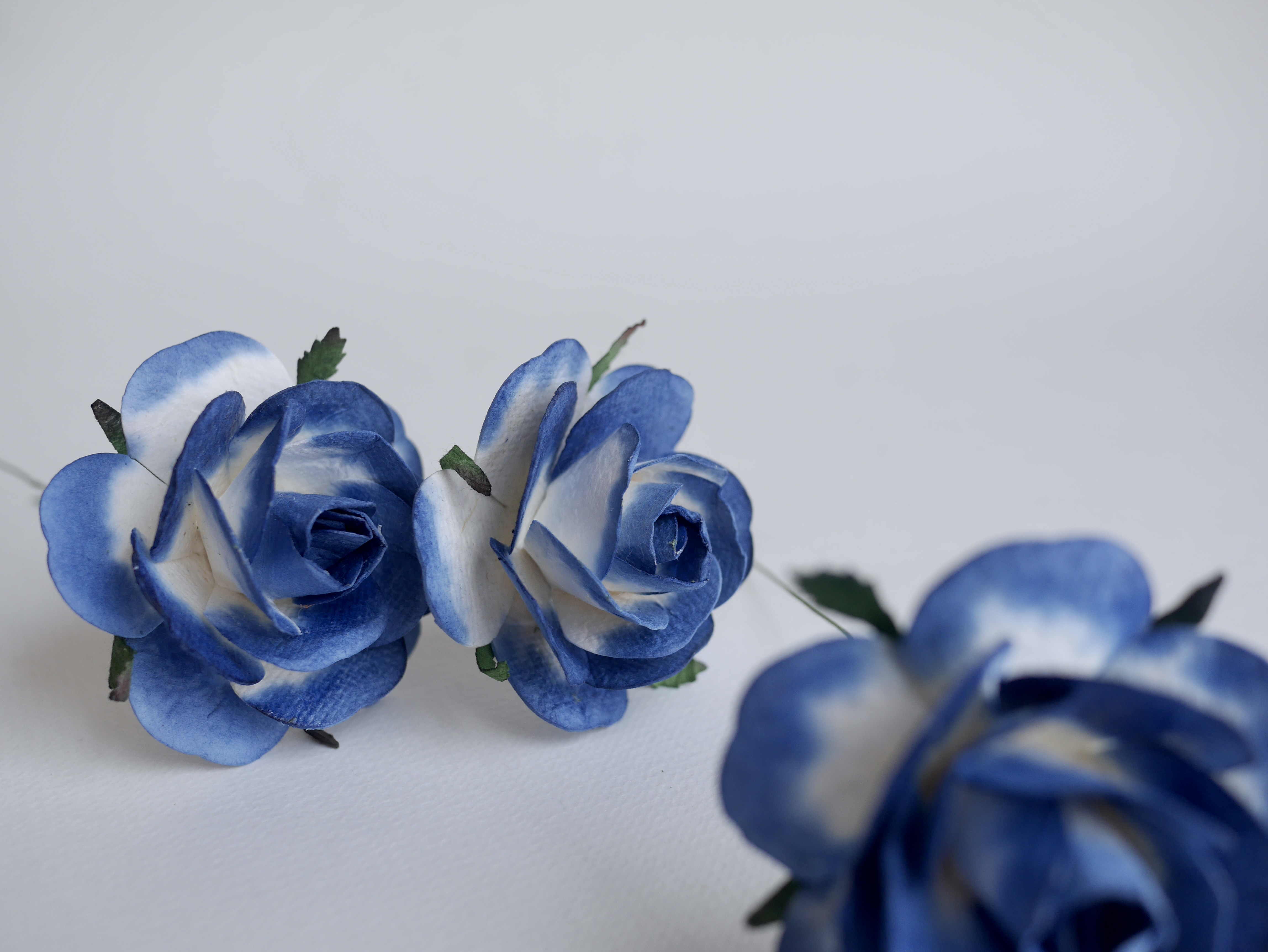 ดอกไม้กระดาษสา ขนาด 6.5 cm., สำหรับของชำร่วย, งานแต่งงาน, สีน้ำเงินปัดขาว Paper flower, handmade flowers supplies, wedding decoration:10 Pieces mulberry rose, 6.5 cm. blue navy brush white color.