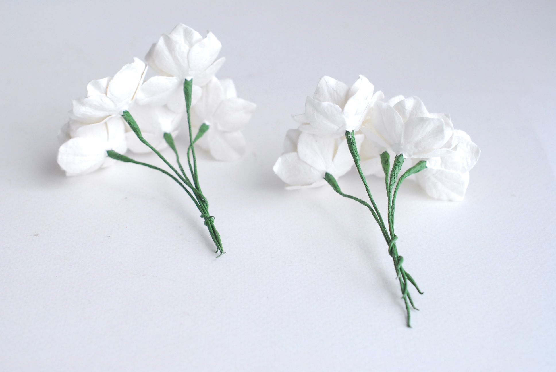 ดอกไม้กระดาษสา ดอกโลตัสอินโดนิเซียกระดาษ ดอกไม้กระดาษสาราคาส่ง ดอกไม้กระดาษสำหรับตกแต่งของชำร่วย งานแต่งงาน ทำช่อดอกไม้ติดอกเจ้าบ่าว ข้อมือดอกไม้เจ้าสาว ขนาด3.5 cm. 25 ดอก สีออฟไวท์ Paper flowers supplies: DIY wedding tools Big Cherry blossom