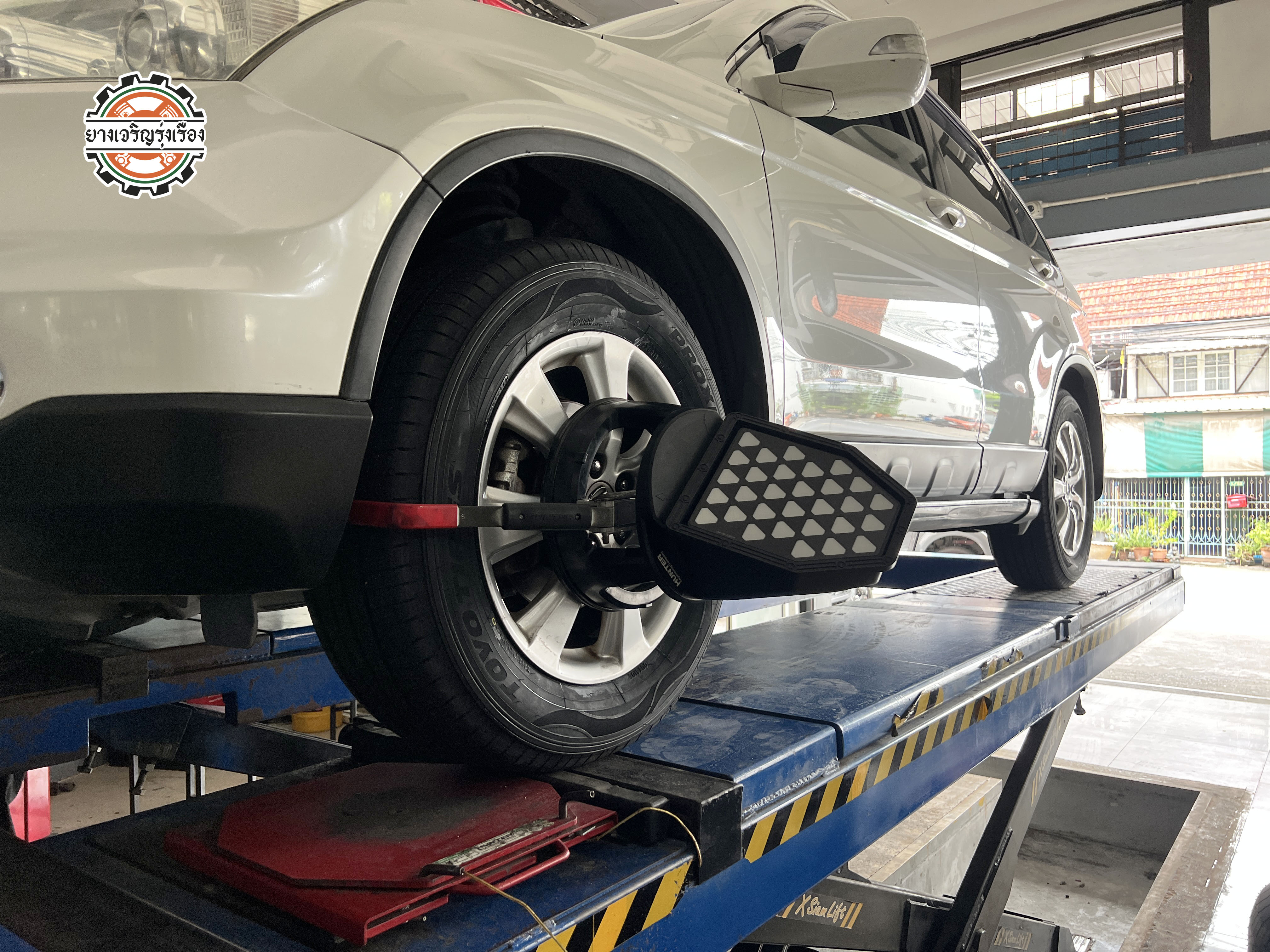 HONDA CRV เข้ารับบริการเปลี่ยนยางรถยนต์เน้นนุ่มนวล ระยะเบรกสั้นมั่นใจ ปลอดภัย ทุกเส้นทาง แม้จะเป็นรถยนต์เล็ก ความปลอดภัยก็ต้องมาเป็นอันดับหนึ่ง [+] TOYO PROXES CR1 SUV [+] ขนาด 225/65R17 โปรโมชั่นราคาพิเศษ ติดต่อสอบถามเพิ่มเติม โทร : 08-6569-1915 บุ๊ก และทีมงาน ยินดีต้อนรับครับ 𝙊𝙪𝙧 𝙎𝙚𝙧𝙫𝙞𝙘𝙚 บริการทางร้าน เรารับทำอะไรบ้าง 🔧 ติดตั้งยางแบบไร้รอย 100% 🔧 บริการสลับยาง ตามอายุ 🔧 มียางรถยนต์ทุกยี่ห้อให้เลือกซื้อ 🔧 เช็คช่วงล่าง แก้ปัญหาให้ตรงจุด 🔧 บริการล้างลิ้นปีกผีเสื้อ 🔧 บริการเช็คระยะรถยนต์ 🔧 เปลี่ยนถ่ายของเหลวทั้งระบบ 🔧 ตั้งศูนย์ด้วยเครื่อง HUNTER นำเข้าจาก USA สอบถามข้อมูลเพิ่มเติม หรือนัดหมายเข้ารับบริการ Tel : 08-6569-1915 Tel : 08-6544-5963 Line id : @88rw Tiktok : https://www.tiktok.com/@88rwycrr Youtube : https://youtube.com/@88rw Facebook : https://www.facebook.com/88rwtire Location : https://goo.gl/maps/HrNUAZXPN94KvxZ98?coh=178573&entry=tt #รถยนต์มีปัญหาไม่รู้ต้องแก้ตรงไหน ทางเรายินดี ตรวจหาปัญหาและหาวิธีแก้ บอกลูกค้าก่อนลงมือทำเสมอราคาเป็นธรรมไม่เอาเปรียบ สบายใจคุณลูกค้า ---------------------------------- ดูแลให้คำปรึกษาทุกปัญหาคาใจ ไม่ทิ้งลูกค้า มีบริการหลังการขาย 【ให้ผู้เชี่ยวชาญของเรา ดูแลรถคุณ】 ร้านยางเจริญรุ่งเรือง ยินดีต้อนรับครับ #ยางรถยนต์ #TOYO #PROXES #CR1