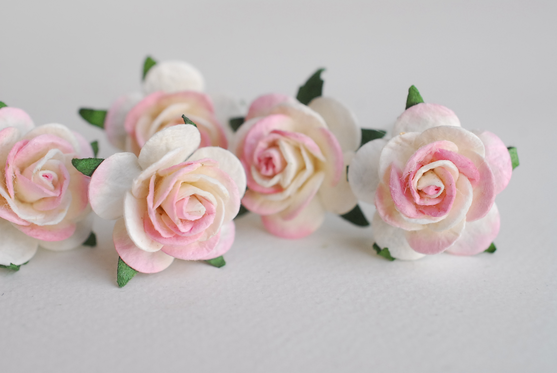 ดอกไม้กระดาษสา ดอกไม้กุหลาบกระดาษ ราคาส่ง, ดอกกุหลาบจิ๋ว ดอกกุหลาบกระดาษสา ดอกไม้ประดิษฐ์ สำหรับตกแต่งของชำร่วย หรืองานแต่งงาน สีชมพูอ่อน (light pink brush) ปัดขาวขนาด 2.5 cm. จำนวน 50 ดอก