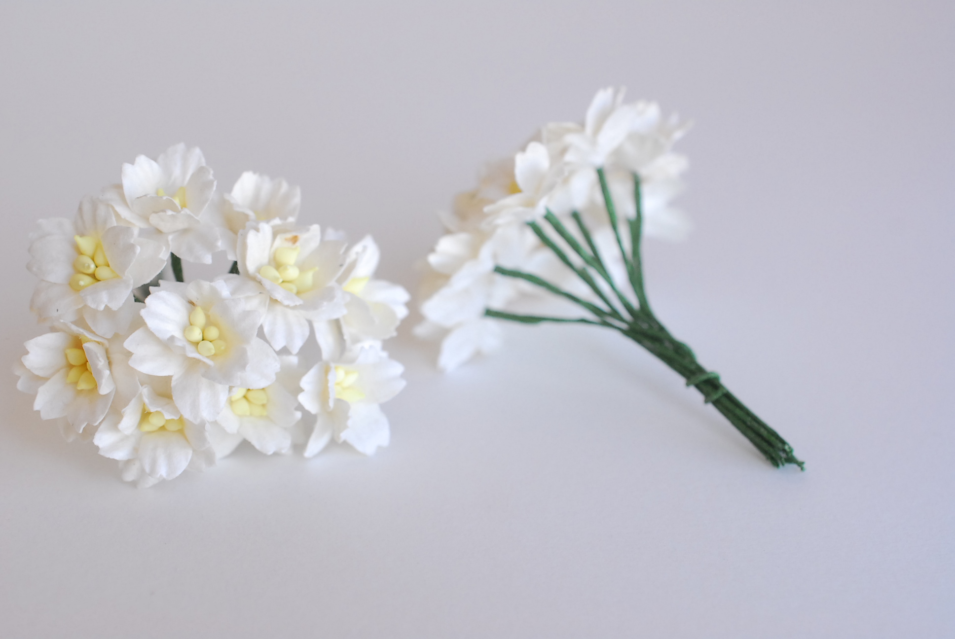 ดอกไม้กระดาษสา ดอกซากุระกระดาษ ขนาดเล็ก ดอกไม้กระดาษสาราคาส่ง ดอกไม้กระดาษสำหรับตกแต่งของชำร่วย งานแต่งงาน ทำช่อดอกไม้ติดอกเจ้าบ่าว ข้อมือดอกไม้เจ้าสาว ขนาด2.0 cm. 50 ดอก สี ofwhite Paper flowers supplies: DIY wedding tools small Cherry blossom (Sakura)