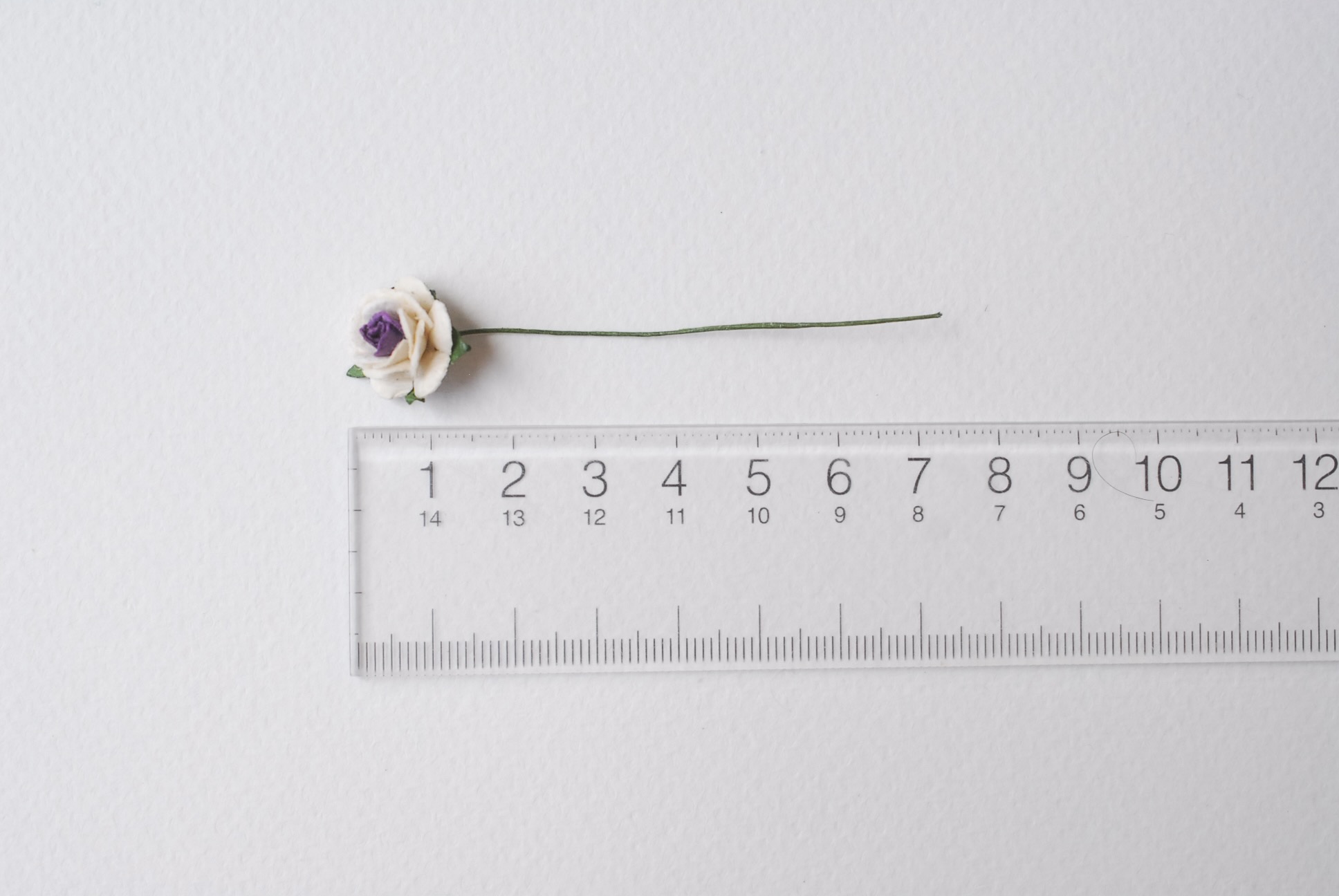 ดอกไม้กุหลาบกระดาษสา, ดอกกุหลาบจิ๋ว, ดอกไม้กระดาษสาขายส่ง สีม่วงจุด- ขาว ขนาด 1.5 cm. จำนวน 100 ดอก Paper Flowers size 1.5 cm., mini roses purple–white color, 100 pcs.