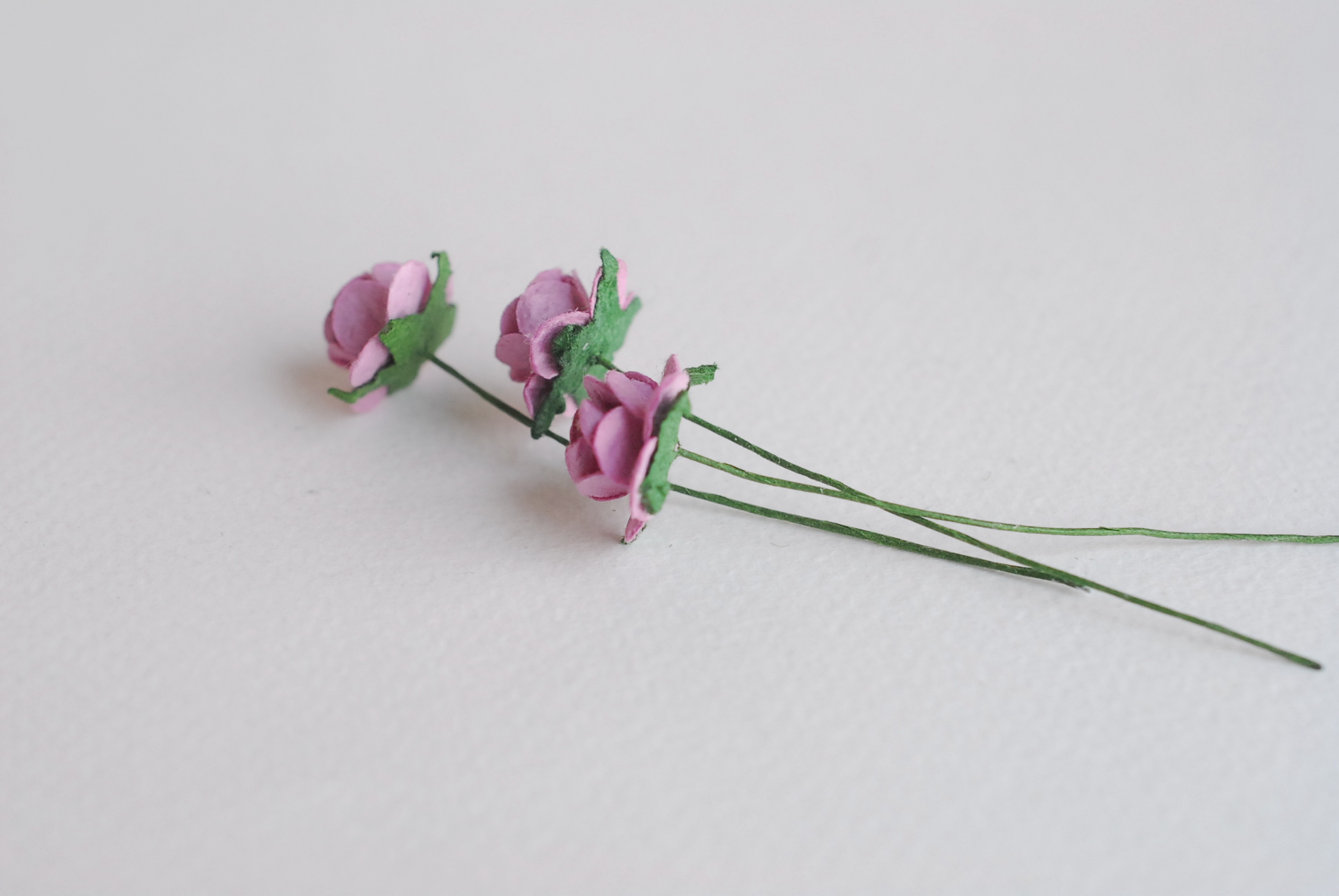 ดอกไม้กุหลาบกระดาษ, ดอกกุหลาบกระดาษสา ดอกกุหลาบจิ๋ว ดอกกุหลาบกระดาษสา สำหรับประดับ ตกแต่งของชำร่วย, งานแต่งงาน สีMIXED ชมพู ม่วง ชมพูตุ่น ชมพูจุด พีชอ่อน ขนาด 1.5 cm. จำนวน 100 ดอก