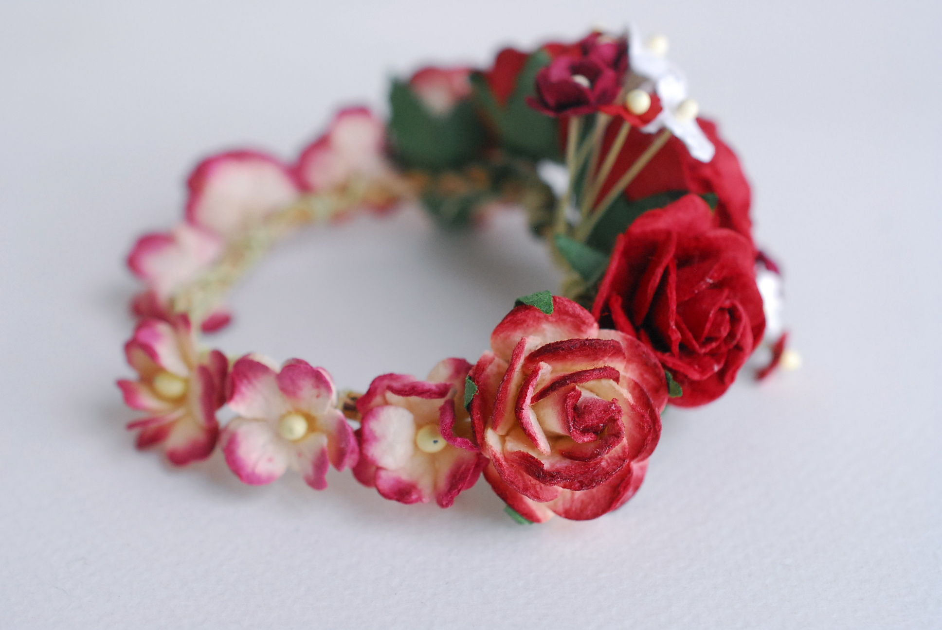 อมือเพื่อนเจ้าสาว งานแต่งงาน งานประดิษฐ์ DIY สีแดง ดอกกุหลาบกระดาษสา และดอกไม้กระดาษสาขนาดเล็ก Handmade corsages 1 ชิ้น