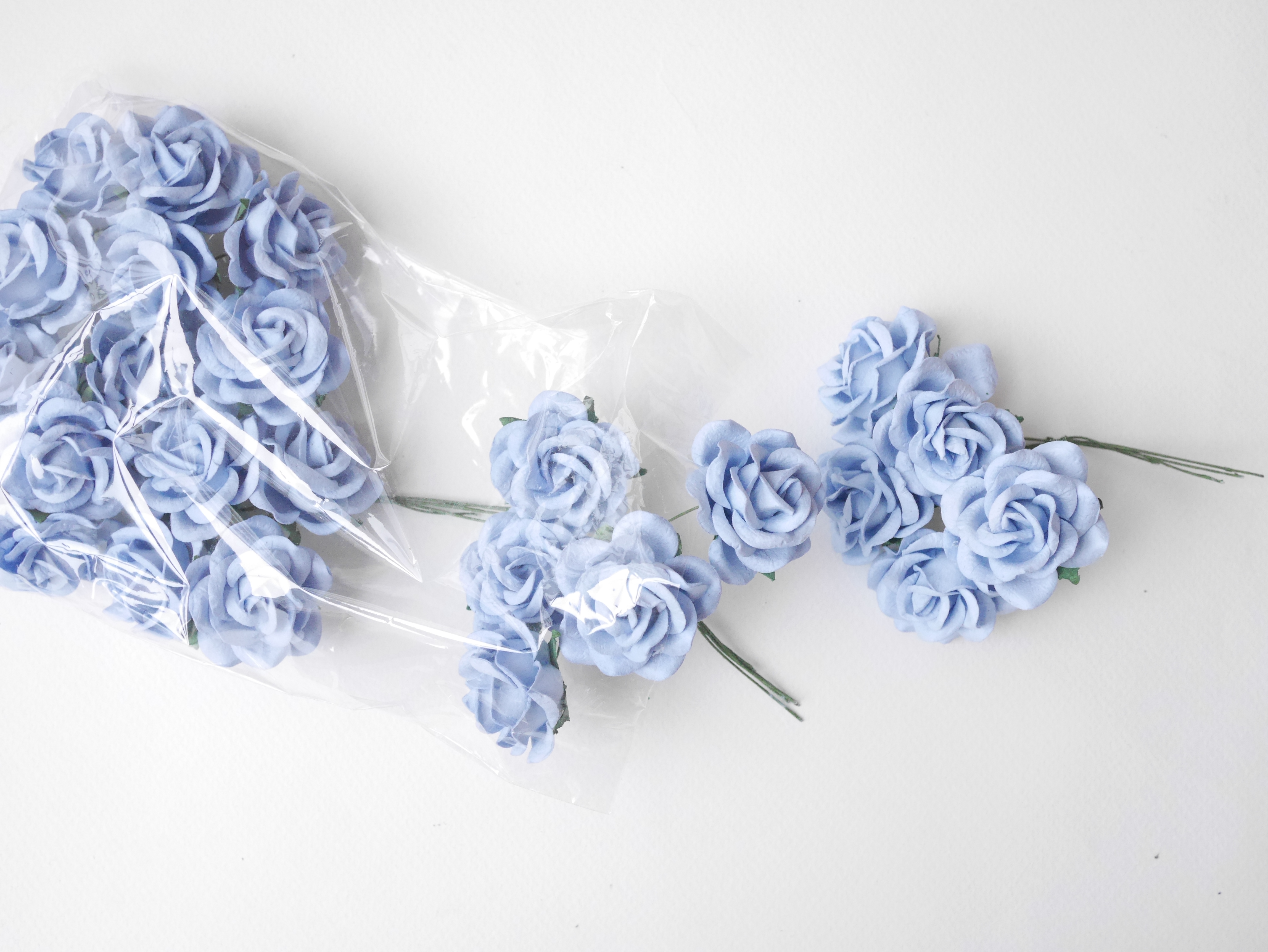ดอกไม้กระดาษสา ดอกกุหลาบกระดาษสา ดอกไม้กุหลาบ กลีบโค้ง ดอกไม้ประดิษฐ์ สำหรับตกแต่ง หรืองานแต่งงาน สีน้ำเงินตุ่น ขนาด 3.5 cm. จำนวน 25 ดอก Paper flowers, handmade flowers, small roses paper size 3.5 cm. 25 pieces, pale blue color.