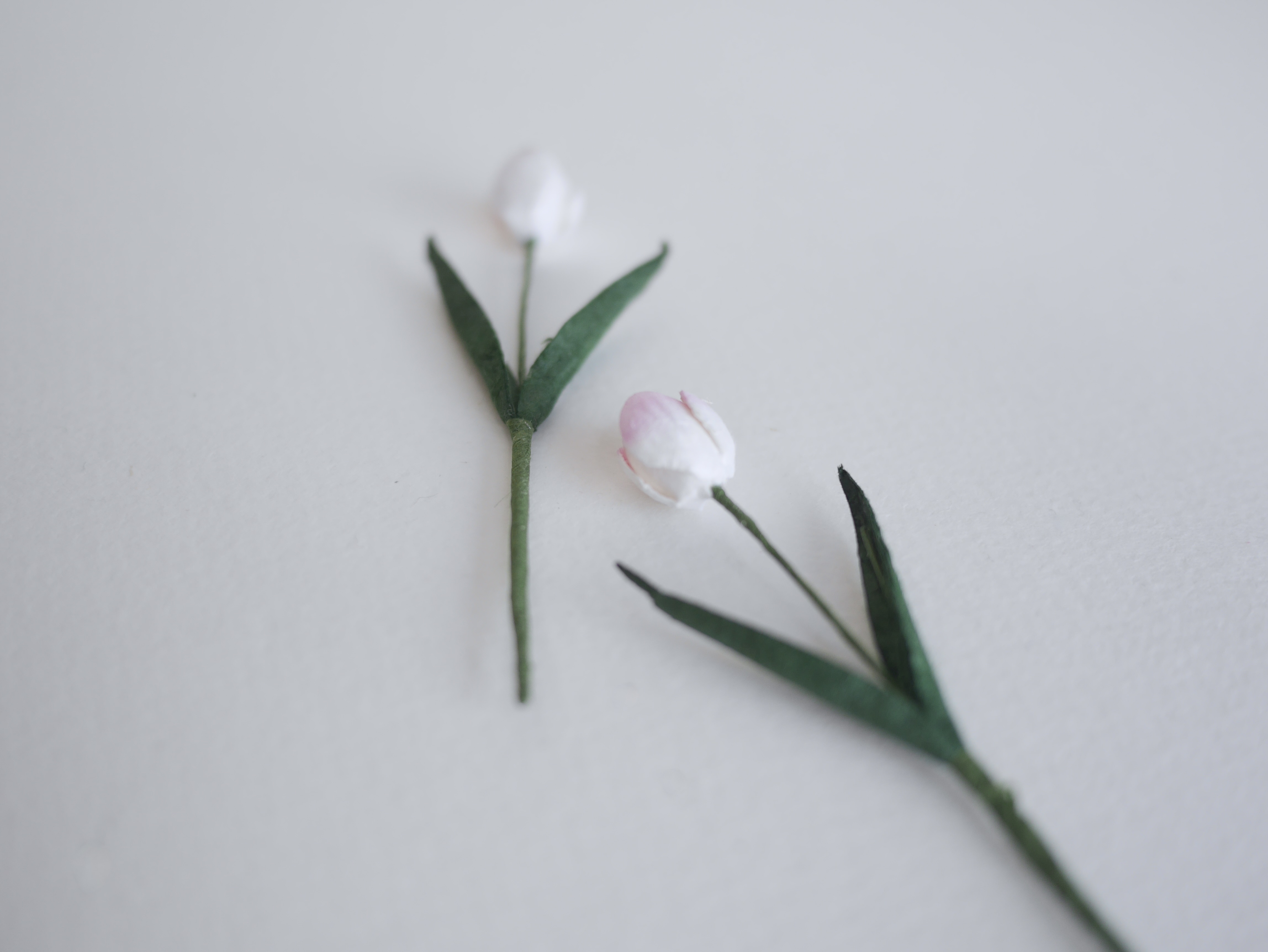 ดอกไม้ประดิษฐ์, ดอกไม้กระดาษสา, ดอกtulips, ดอกทิวลิปส์, ก้านสีเขียว งานประดิษฐ์ตกแต่งของชำร่วย,ทำการ์ดรับเชิญ,ช่อดอกไม้ขนาดเล็ก, ขนาด 1.5 cm. สีชมพูอ่อนปัดขาว