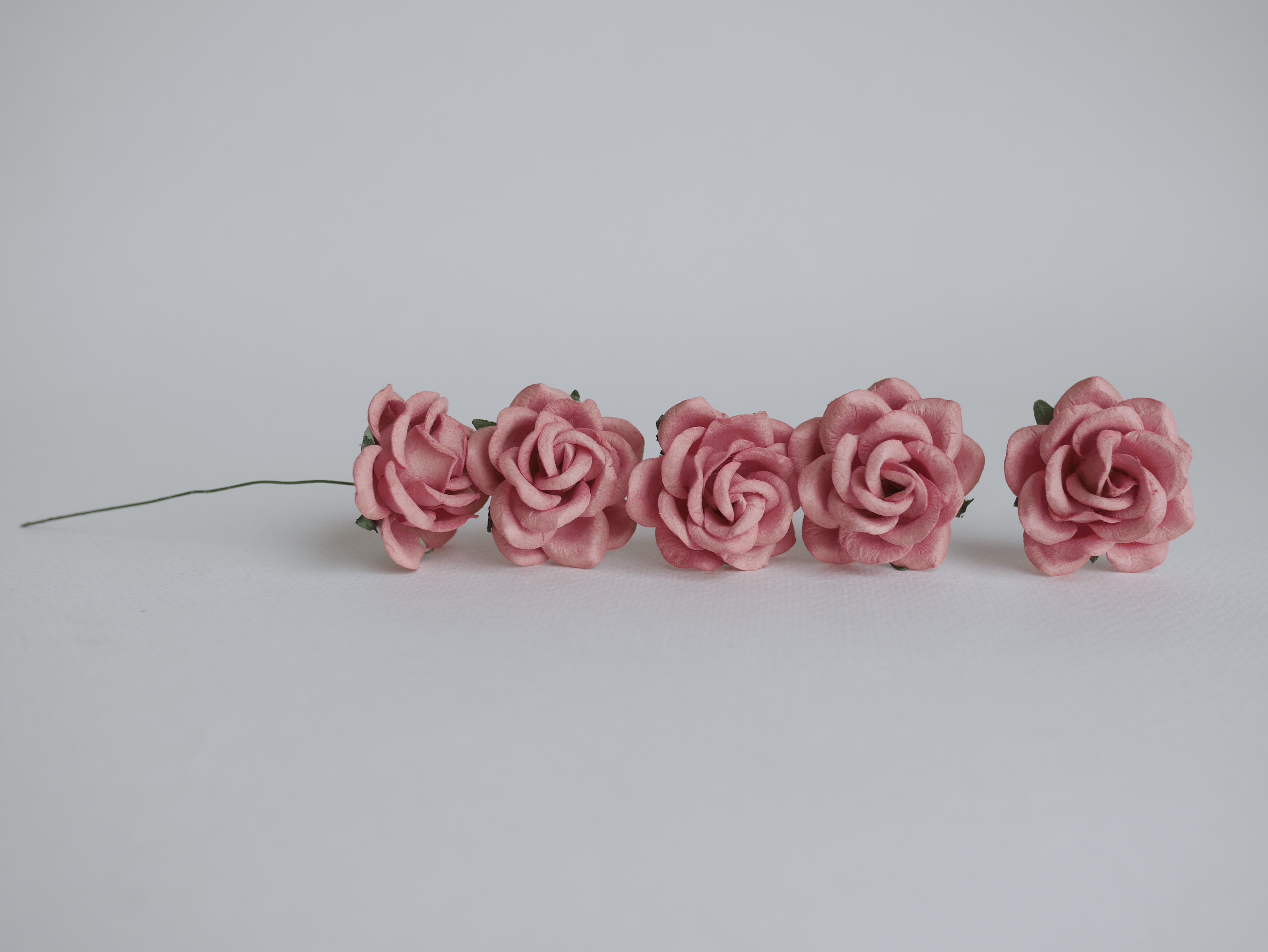 ดอกไม้กระดาษสา ดอกกุหลาบกระดาษสา ดอกไม้กุหลาบ กลีบโค้ง ดอกไม้ประดิษฐ์ สำหรับตกแต่ง หรืองานแต่งงาน สีโบตั๋น ชมพูหม่น ขนาด 3.5 cm. จำนวน 25 ดอก Paper flowers, handmade flowers, small roses paper size 3.5 cm. 25 pieces, coral color.