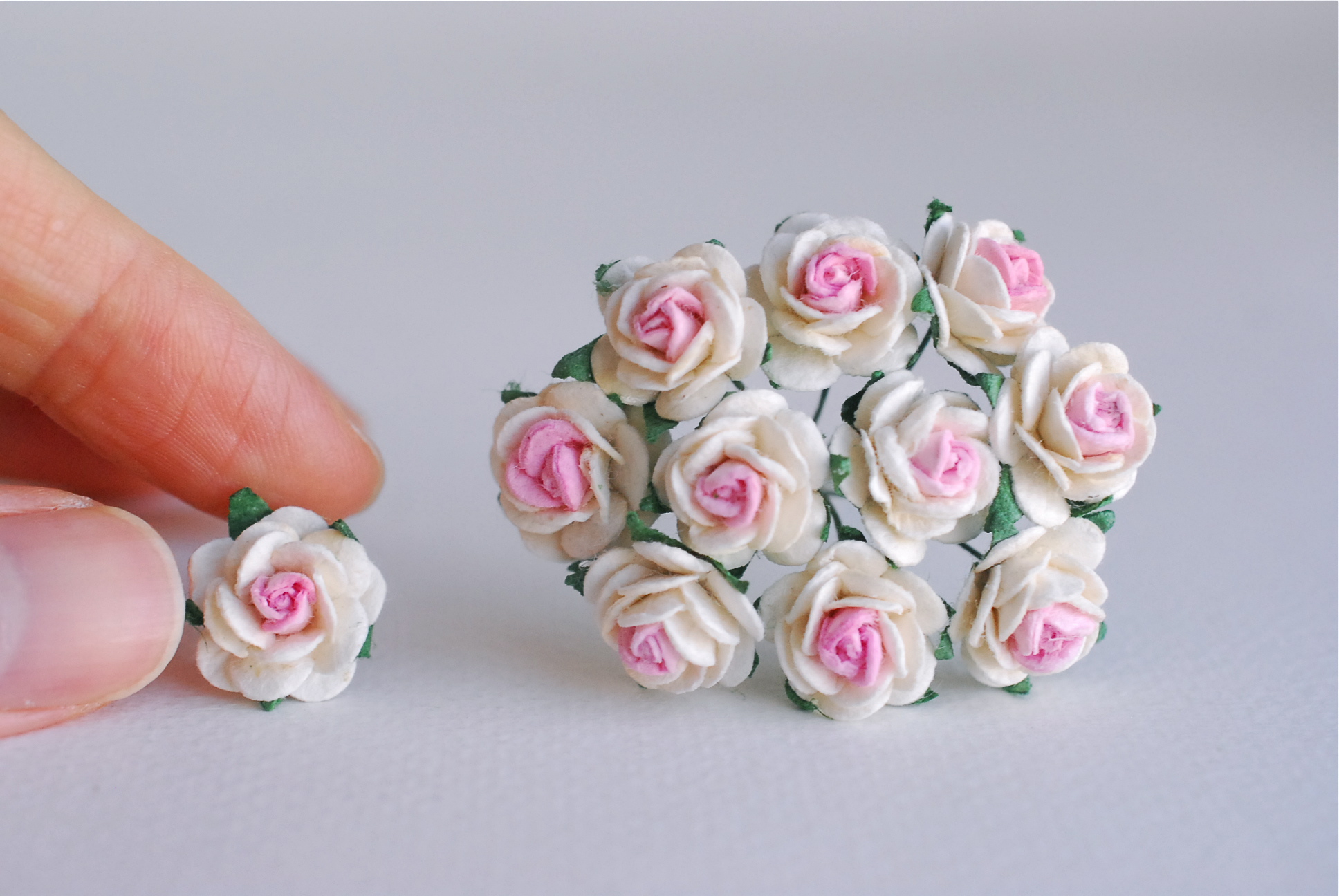 ดอกไม้กุหลาบกระดาษสา, ดอกกุหลาบจิ๋ว, ดอกไม้กระดาษสาขายส่ง สีชมพู ขาว ขนาด 1.5 cm. จำนวน 100 ดอก Paper Flowers size 1.5 cm., mini roses pink–white color, 100 pcs.