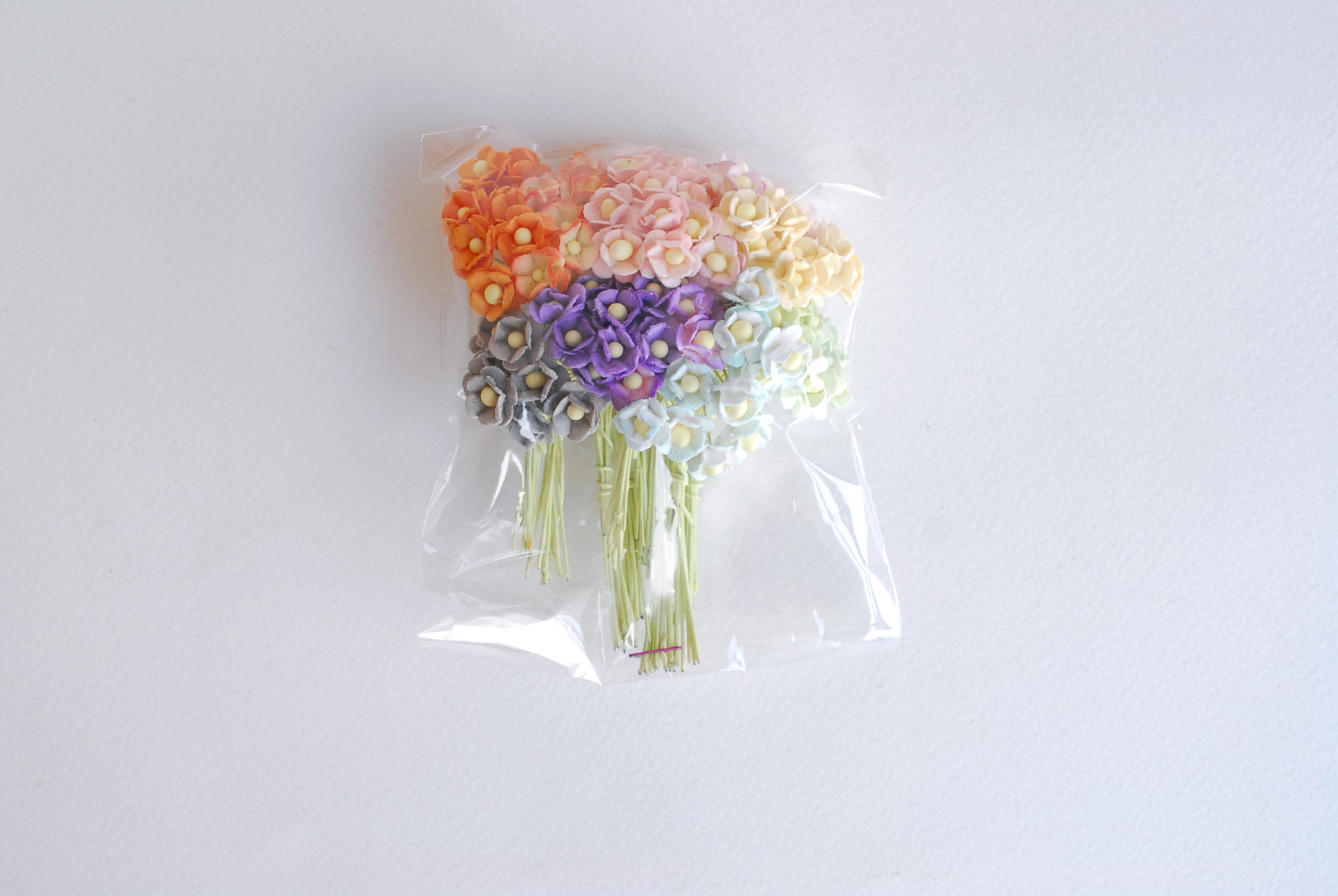 ดอกไม้กระดาษสา ดอกไม้กระดาษสาราคาส่ง ดอกไม้กระดาษสำหรับตกแต่ง งานแต่งงาน หรือติดของชำร่วย ดอก creeping lady 100 ดอก ขนาด 0.8 cm. คละสีพาสเทล Small Paper Flower with stem, , 100 pcs., size 0.8 cm., creeping flowers 2 layers, pastel mixed rainbow color.