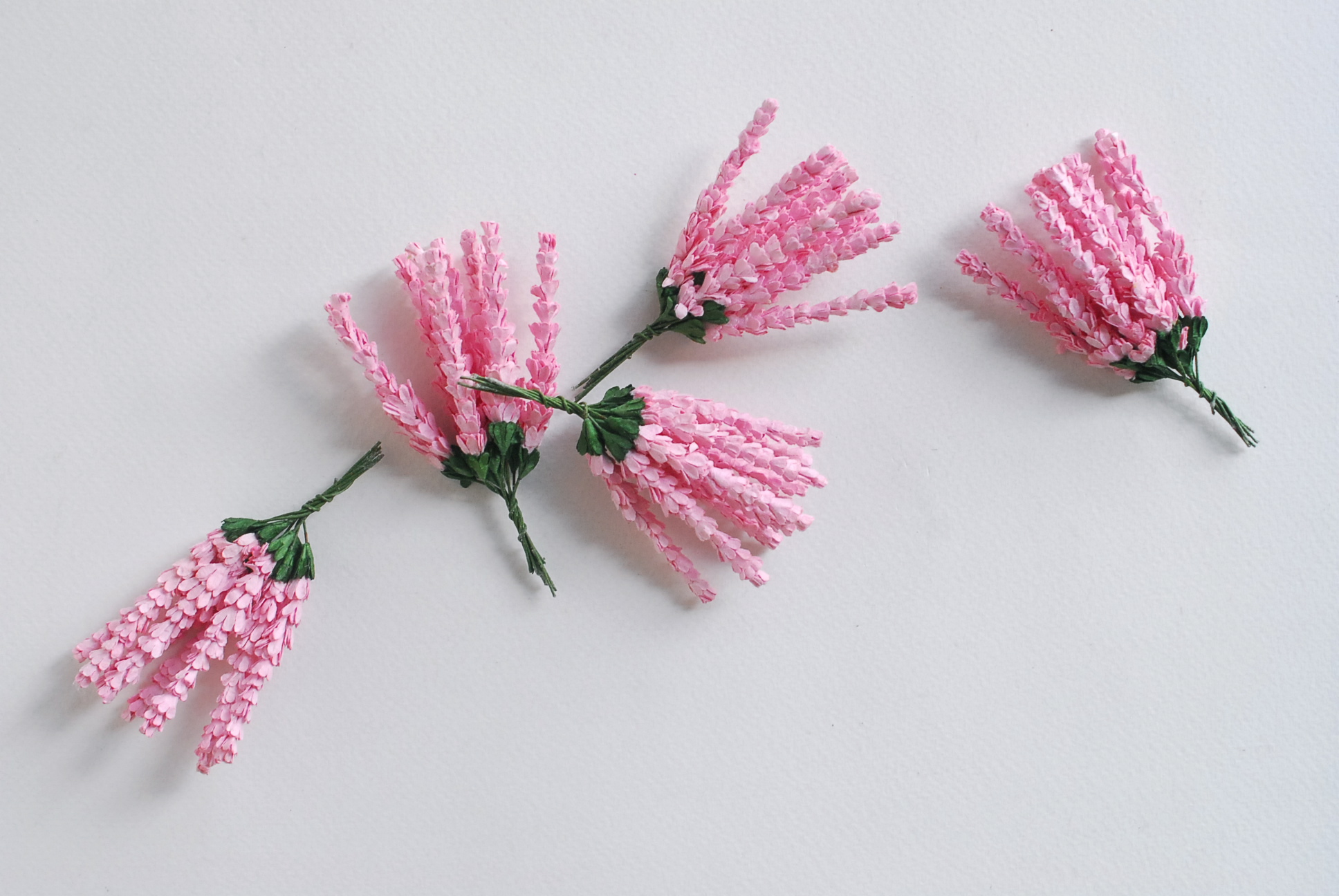 ดอกไม้ประดิษฐ์, ดอกไม้กระดาษสา, ดอกลาเวนเดอร์กระดาษ lavender, ดอกลาเวนเดอร์ กระดาษสา งานประดิษฐ์ตกแต่งของชำร่วย, ดอกไม้ทำพานพุ่ม, พานรับไหว้, ขนาด 1 cm. สีชมพู