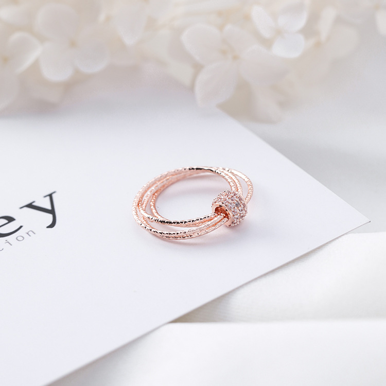 แหวนแชมเปญในแบบห่วงซ้อนซ่อนรัก pink goldสำหรับคนพิเศษในโอกาสที่แสนวิเศษ