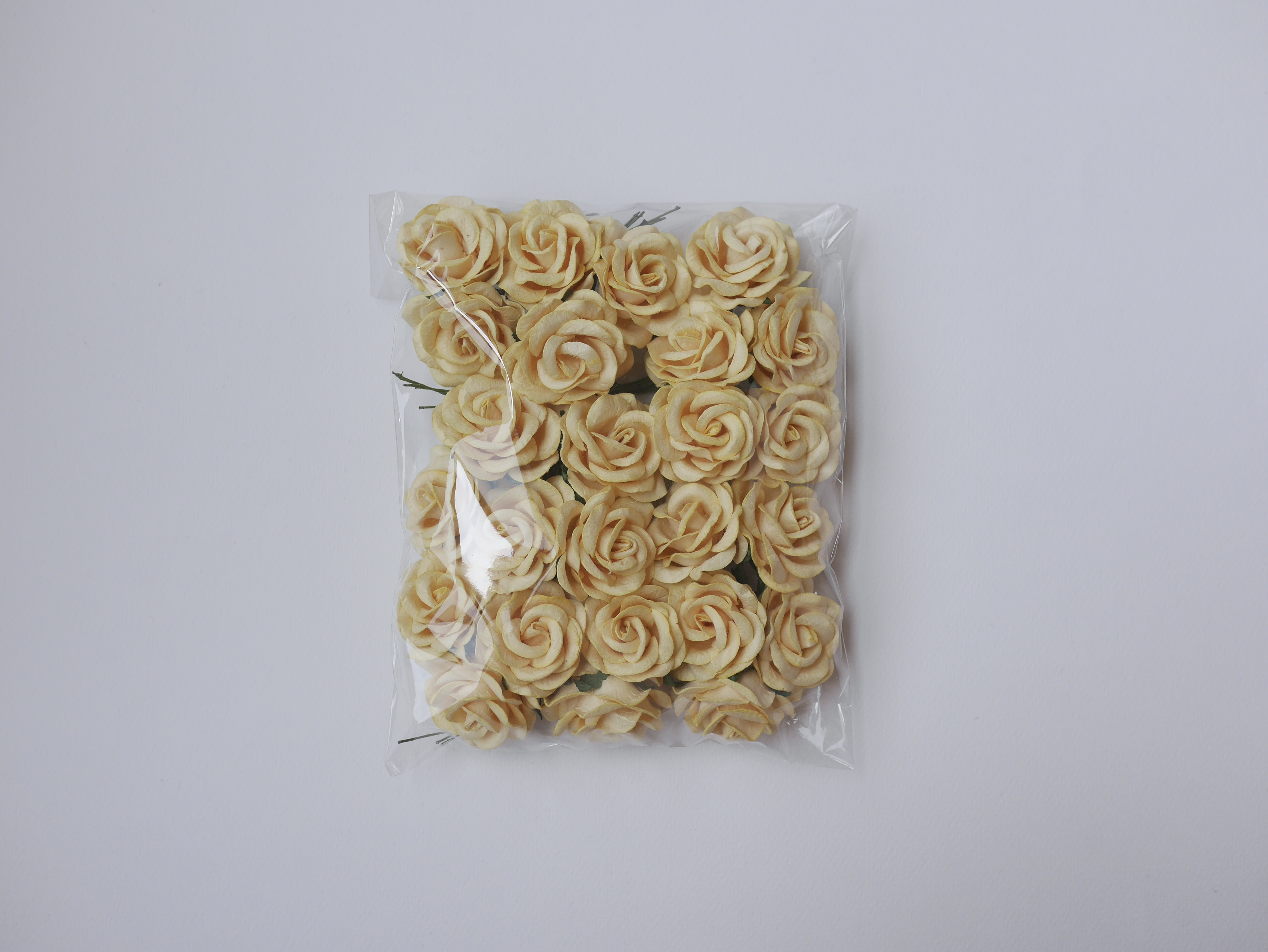 ดอกไม้กระดาษสา ดอกกุหลาบกระดาษสา ดอกไม้กุหลาบ กลีบโค้ง ดอกไม้ประดิษฐ์ สำหรับตกแต่ง หรืองานแต่งงาน สีเหลือง ขนาด 3.5 cm. จำนวน 25 ดอก Paper flowers, handmade flowers, small roses paper size 3.5 cm. 25 pieces, yellow color.