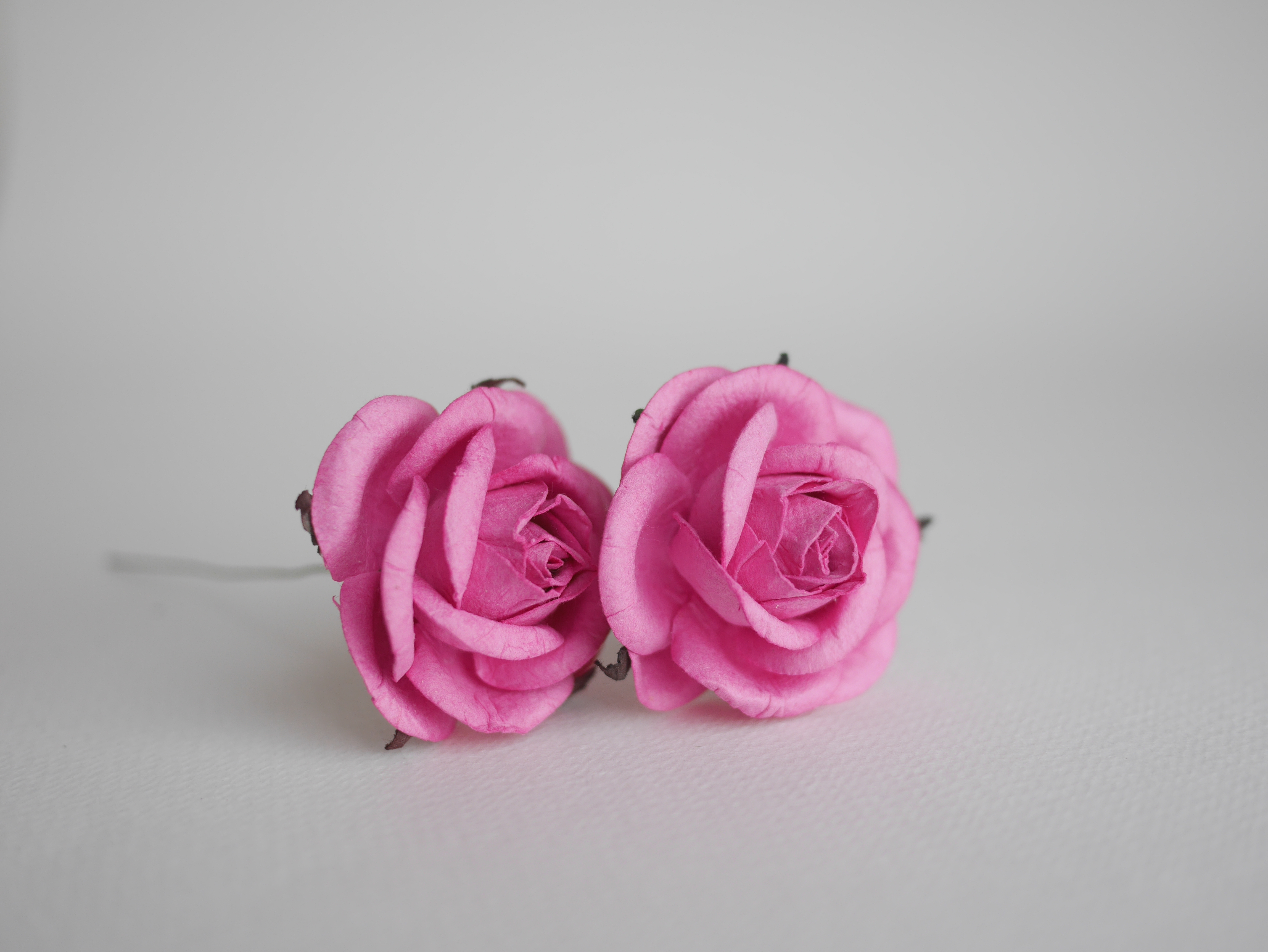 ดอกไม้กระดาษสา ดอกกุหลาบกระดาษ ดอกไม้กระดาษสา งานประดิษฐ์ ราคาส่ง ขนาด 4.5 cm., สำหรับของชำร่วย, งานแต่งงาน,สีบานเย็น Paper flower,20 Pieces mulberry rose, 4.5 cm. medium magenta color