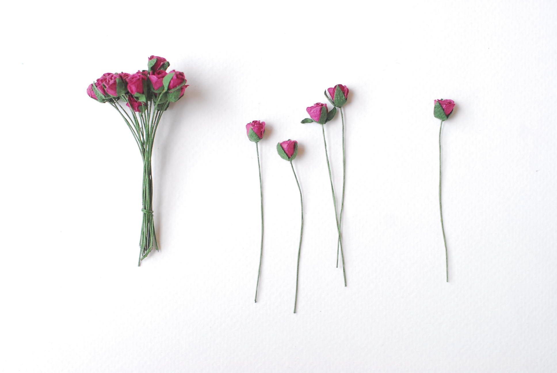 ดอกไม้กระดาษสา ดอกไม้กระดาษสา จตุจักร งานประดิษฐ์ ดอกไม้ทำข้อมือเพื่อนเจ้าสาว แต่งงาน, ดอกกุหลาบตูม 50 ดอก สีแดงเข้ม ขนาด 0.8x0.8 cm. paper flowers, budding roses flower 0.8 x 0.8 cm. 50 pieces.red wine color