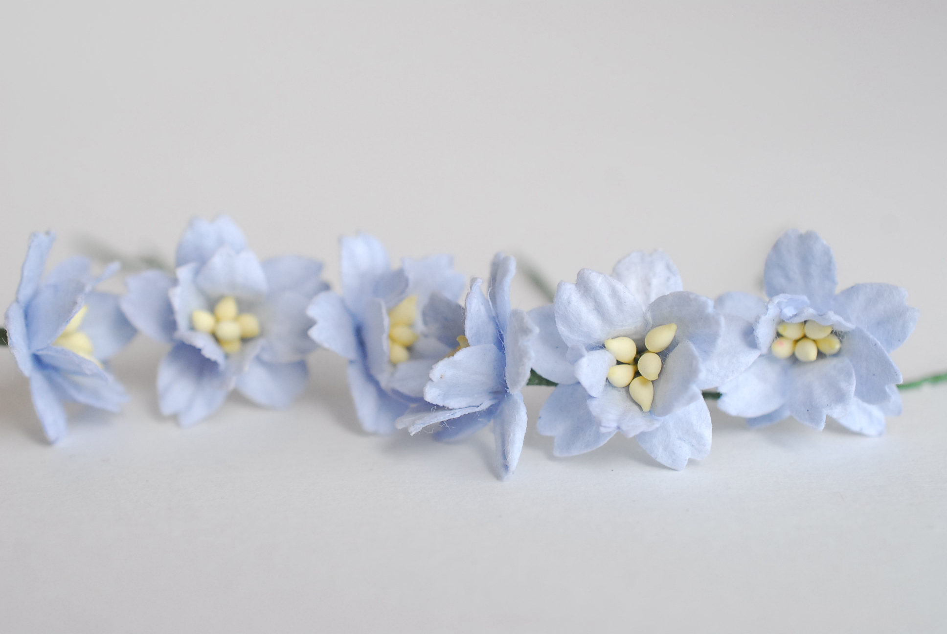 ดอกไม้กระดาษสา ดอกซากุระกระดาษ ขนาดเล็ก ดอกไม้กระดาษสาราคาส่ง ดอกไม้กระดาษสำหรับตกแต่งของชำร่วย งานแต่งงาน ทำช่อดอกไม้ติดอกเจ้าบ่าว ข้อมือดอกไม้เจ้าสาว ขนาด2.0 cm. 50 ดอก สีฟ้าตุ่น Paper flowers supplies: DIY wedding tools small Cherry blossom (Sakura) 50