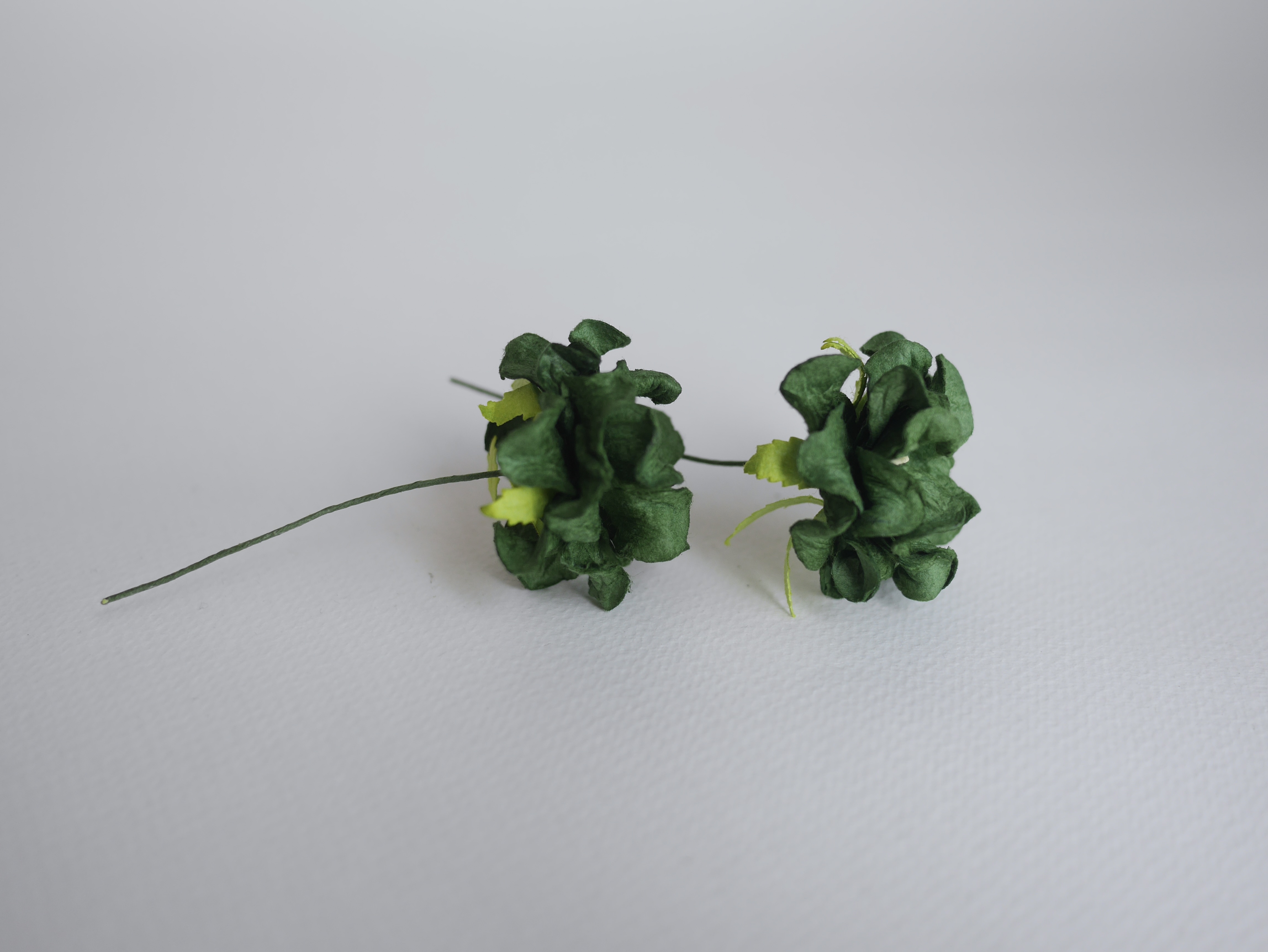 ดอกไม้กระดาษสา ราคาส่ง, ดอกการเดนเนียกระดาษสา ดอกไม้ประดิษฐ์ ตกแต่งงานแต่งงาน ประดิษฐ์ข้อมือเพื่อนเจ้าสาว ขนาด 3.5 cm., สำหรับของชำร่วย, งานแต่งงาน, ดอกไม้ทำข้อมือเจ้าสาว สีเขียวคริสมัส จำนวน 25 ดอก Paper flower,25 Pieces mulberry gardenia flowers supplie