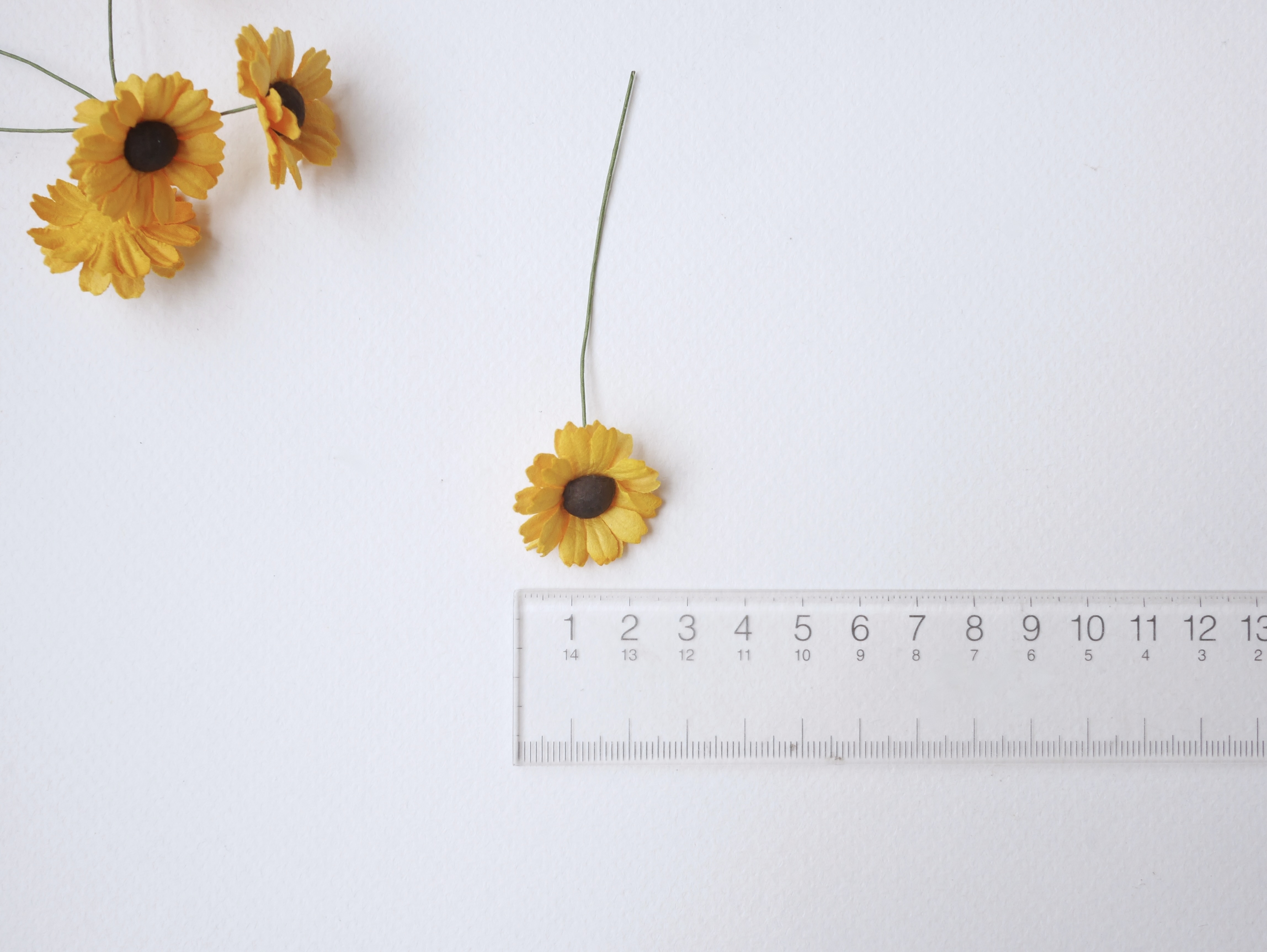 ดอกไม้กระดาษสา ดอกไม้ประดิษฐ์จากกระดาษสา ดอกเดซี่ เกสรสีทอง ดอกไม้กระดาษสาขายส่ง ดอกไม้ประดิษฐ์ ดอกไม้ทำข้อมือเพื่อนเจ้าสาว ดอก daisy ขนาด 3 cm. จำนวน 25 ดอก สีเหลือง Paper Flower, 25 Daisy Flowers, yellow color, size 3 cm., brown pollen.