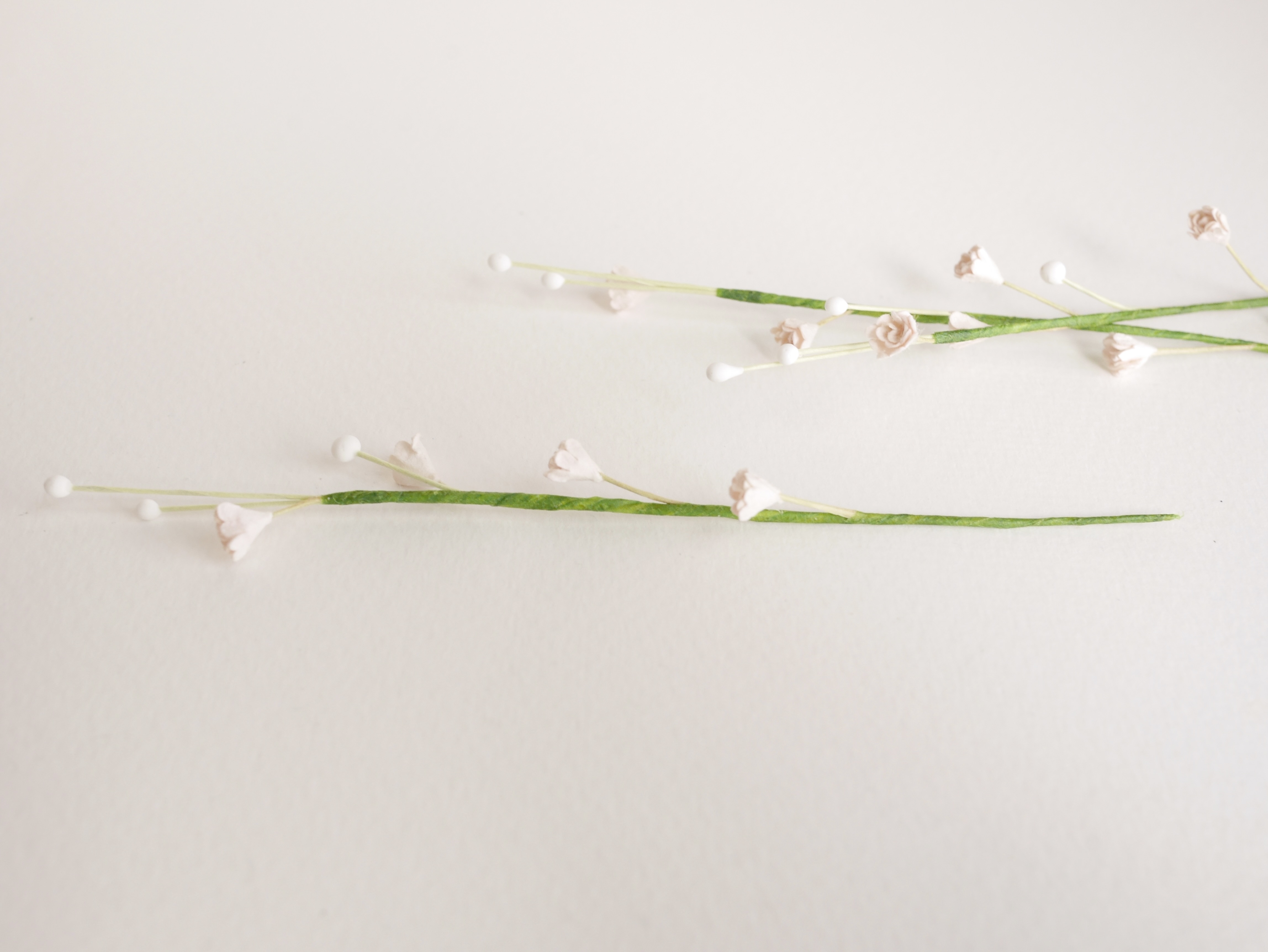 ดอกไม้ประดิษฐ์, ดอกไม้กระดาษสา, ดอก gypsophila, ดอกยิปโซ, ดอกยิปโซก้าน เกสรสีขาว งานประดิษฐ์ตกแต่งของชำร่วย, ดอกไม้ทำพานพุ่ม,พานพวงมาลัย, พานรับไหว้, ขนาด 0.5 cm. สีชมพู ก้านลวดสีเขียว