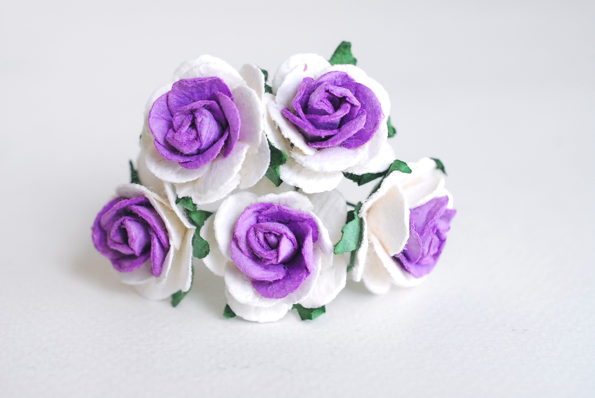 ดอกไม้กระดาษ ดอกไม้กระดาษสา ราคาส่ง,ดอกไม้กุหลาบกระดาษ ดอกกุหลาบกระดาษสา ดอกไม้ประดิษฐ์ สำหรับตกแต่ง หรืองานแต่งงาน สีม่วงขาว 2 tone ขนาด 2.5 cm. จำนวน 50 ดอก