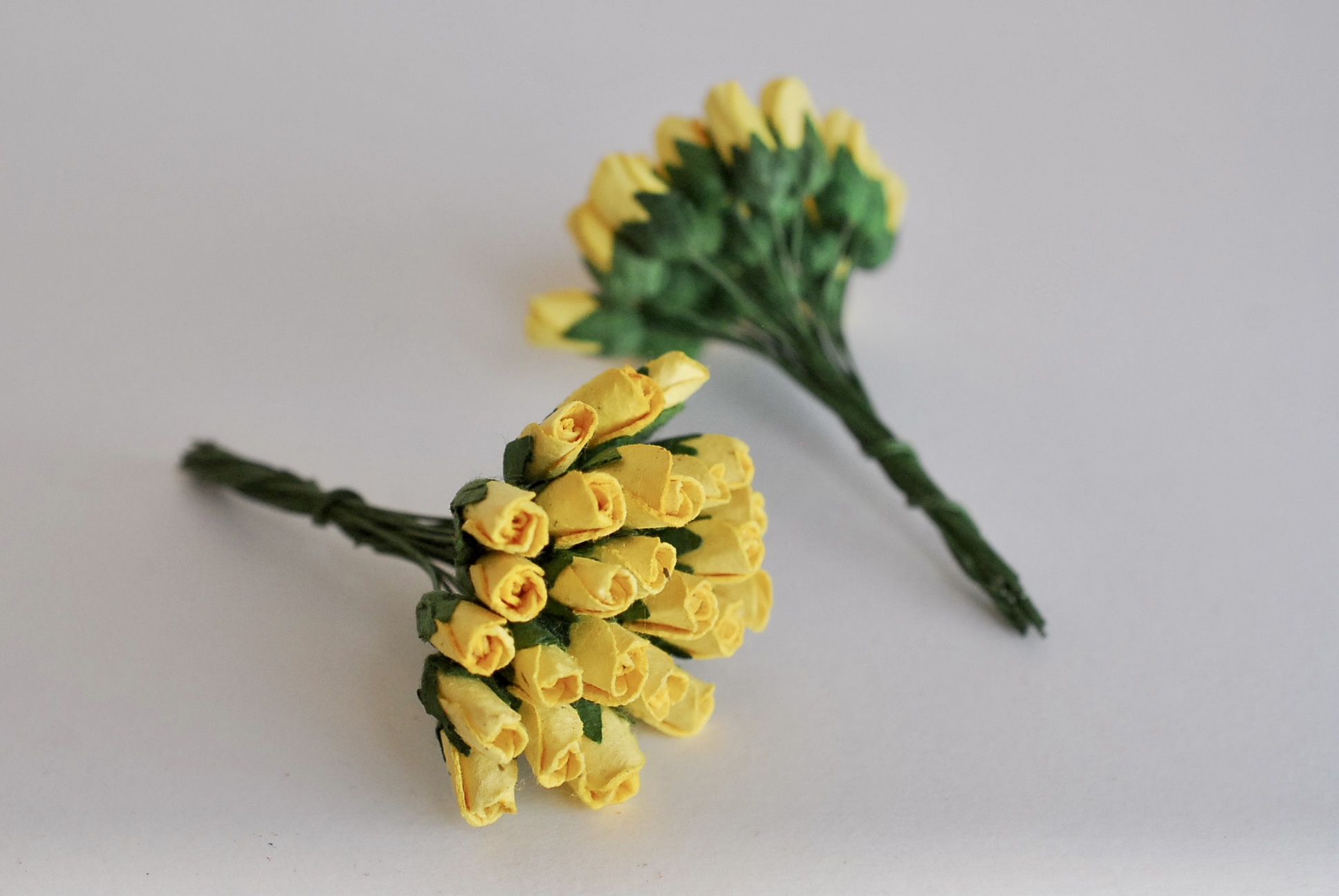 ดอกไม้กระดาษสา ดอกไม้กระดาษสา จตุจักร งานประดิษฐ์ ดอกไม้ทำข้อมือเพื่อนเจ้าสาว แต่งงาน, ดอกกุหลาบตูม 50 ดอก สีเหลือง ขนาด 0.8x1.5 cm. paper flowers, budding roses flower 0.8 x1.5 cm. 50 pieces. yellow color