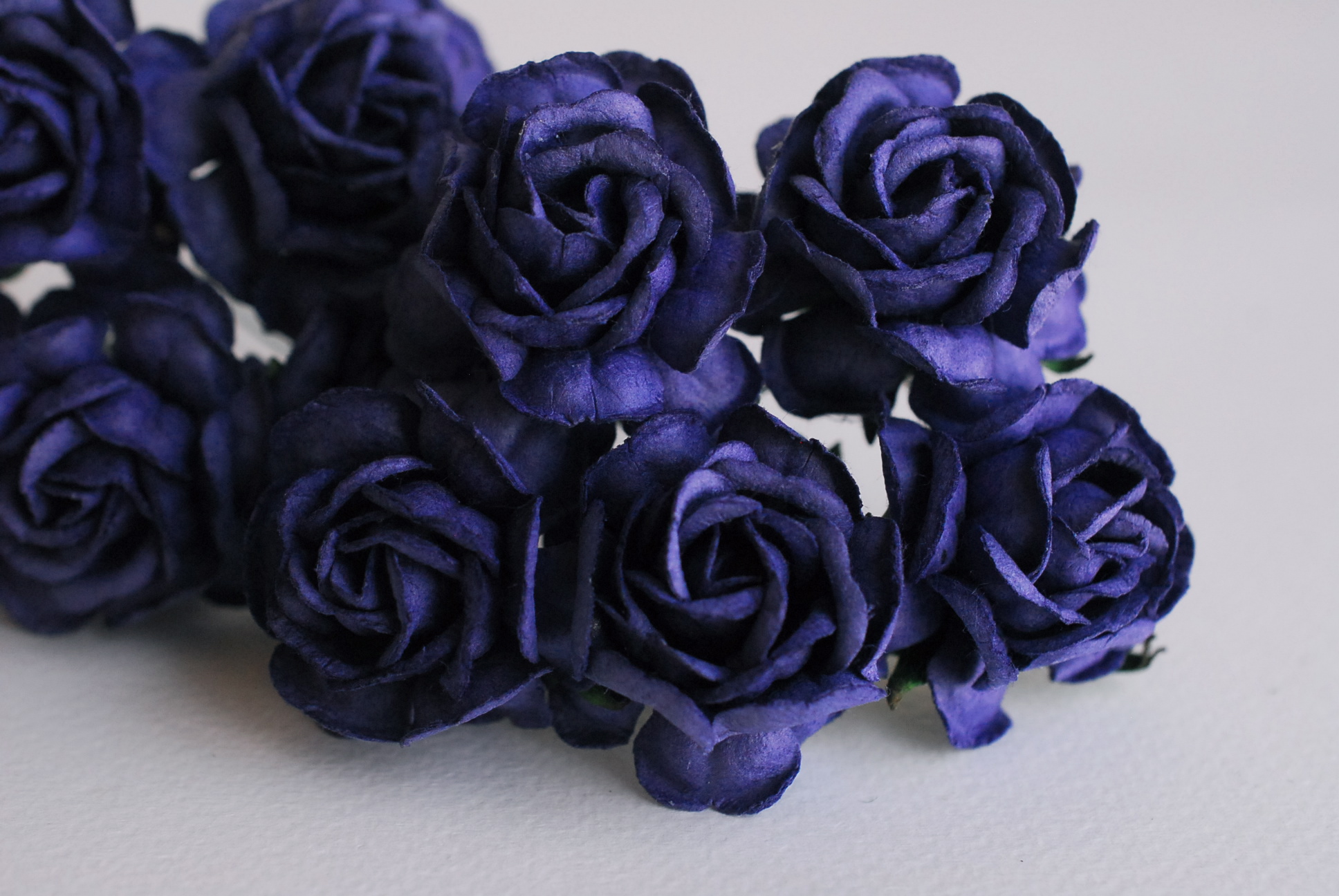 ดอกไม้กระดาษสา ดอกกุหลาบกระดาษสา ดอกไม้กุหลาบ ดอกไม้ประดิษฐ์ สำหรับตกแต่ง หรืองานแต่งงาน สีน้ำเงินเข้ม ขนาด 3.5 cm. จำนวน 25 ดอก Paper flowers, handmade flowers, small roses paper size 3.5 cm. 25 pieces, nevy blue color.