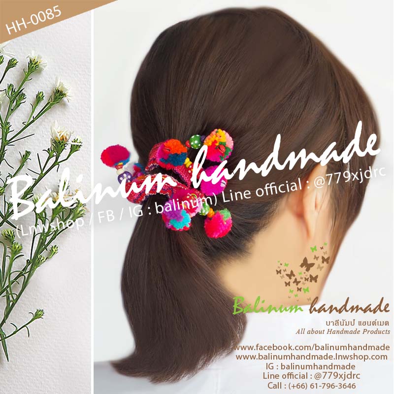 (1 ชิ้น) ยางรัดผมชาวเขาชาวดอย ที่มัดผมโดนัทพวงมาลัยปอมปอมแฮนด์เมด DIY ประดับปอมปอม ผ้า ลูกปัดไม้ และกระพรวนหลากสี สไตล์โบฮีเมียนชาวเขาชาวดอย เด็กหรือผู้ใหญ่ก็ใช้ได้ สามารถใช้รัดผม รวบผม เกล้าผม หรือมวยผมก็ได้ ดูเก๋ น่ารัก และมีสไตล์มากค่ะ หลายสี (Multi-color)