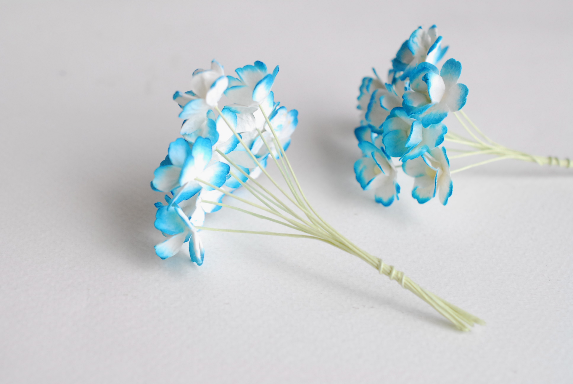 ดอกไม้กระดาษสา ราคาส่ง, ดอกไฮเดรนเยียกระดาษสา ดอกไม้ประดิษฐ์ ตกแต่งงานแต่งงาน ประดิษฐ์ข้อมือเพื่อนเจ้าสาว ขนา่ด 1.5 cm., สำหรับของชำร่วย, งานแต่งงาน, ดอกไม้ทำข้อมือเจ้าสาว สีฟ้าปัดขาว blue sky brush white จำนวน 100 ดอก Paper flower,100 Pieces mulberry hyd