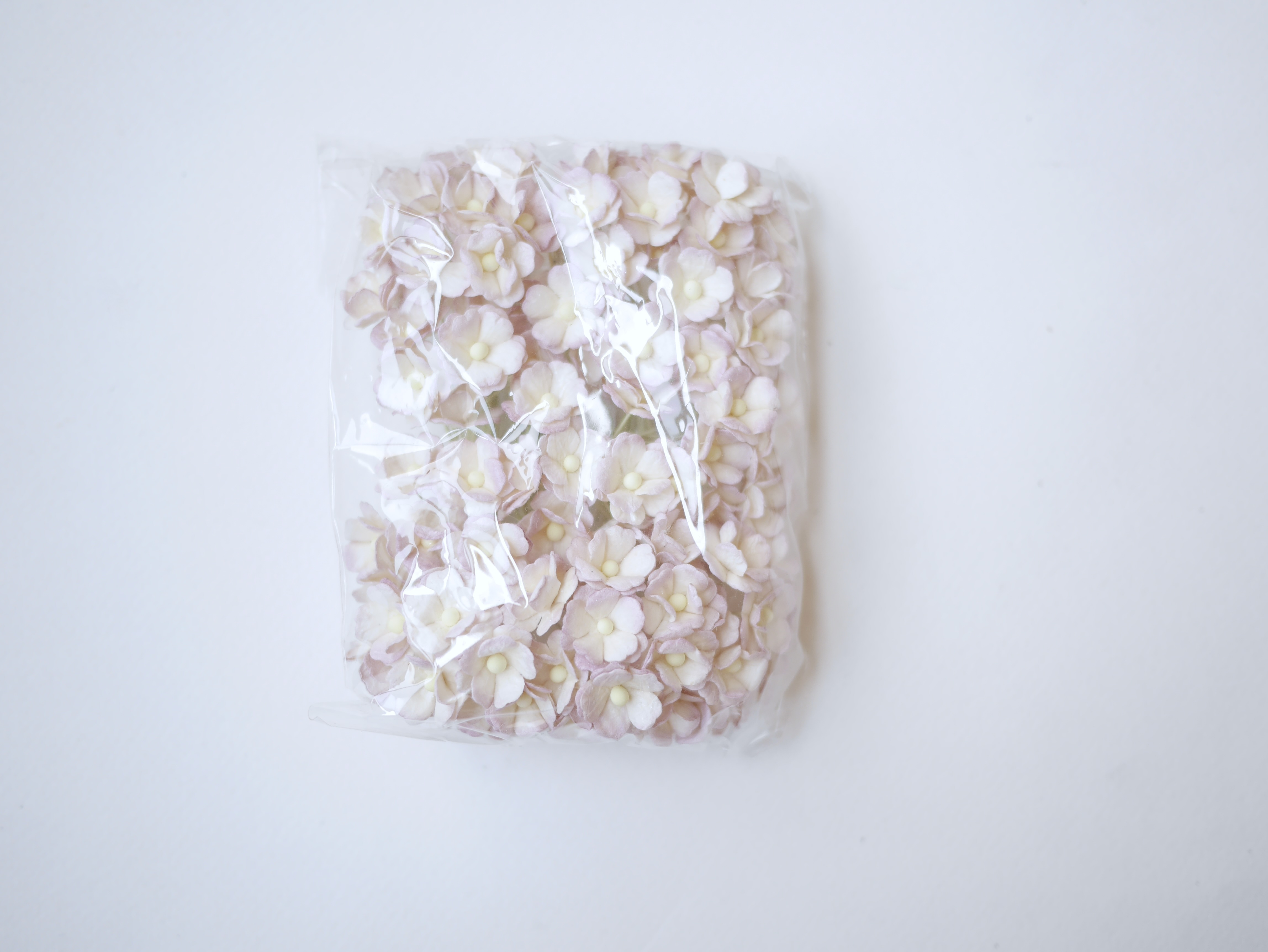 ดอกไม้กระดาษสา ราคาส่ง, ดอกไฮเดรนเยียกระดาษสา ดอกไม้ประดิษฐ์ ตกแต่งงานแต่งงาน ประดิษฐ์ข้อมือเพื่อนเจ้าสาว ขนาด 1.5 cm., สำหรับของชำร่วย, งานแต่งงาน, ดอกไม้ทำข้อมือเจ้าสาว สีชมพูม่วงอ่อนปัดครีม fuchsia brush ivory จำนวน 100 ดอก Paper flower,100 Pieces