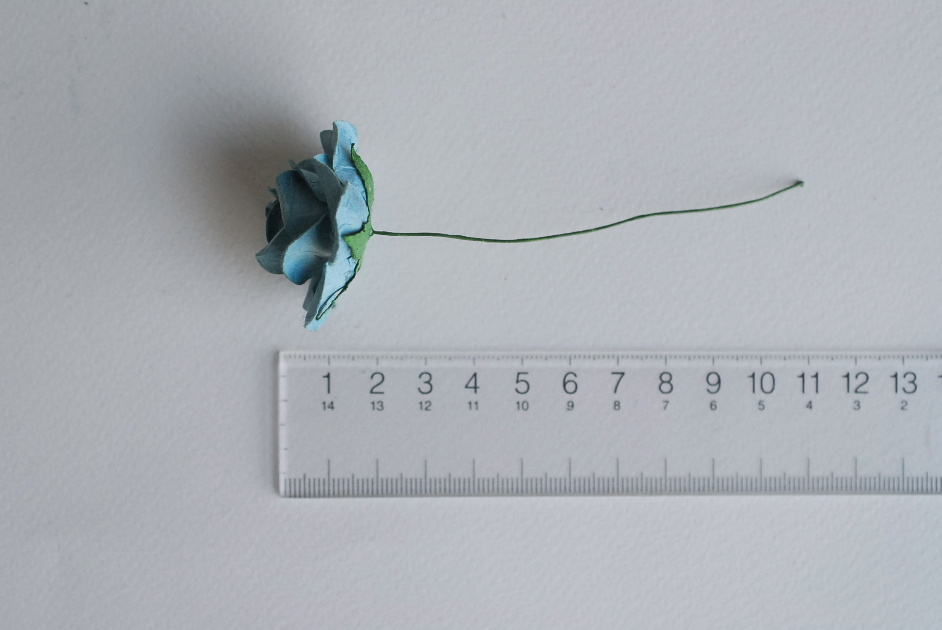 ดอกไม้กระดาษสา ดอกกุหลาบกระดาษสา ดอกไม้กุหลาบ กลีบโค้ง ดอกไม้ประดิษฐ์ สำหรับตกแต่ง หรืองานแต่งงาน สีน้ำเงินเขียวตุ่น ขนาด 3.5 cm. จำนวน 25 ดอก Paper flowers, handmade flowers, small roses paper size 3.5 cm. 25 pieces, tale blue color.