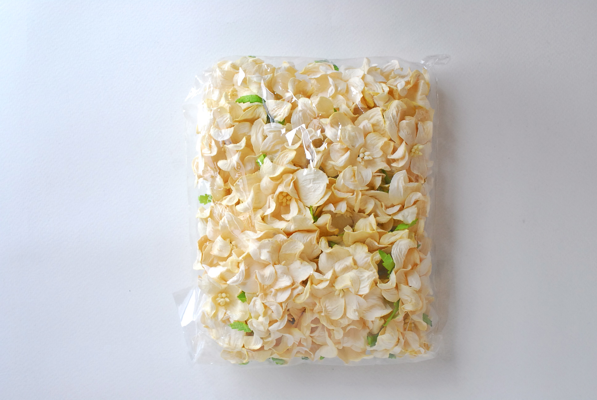 ดอกไม้กระดาษสา ราคาส่ง, ดอกการเดนเนียกระดาษสา ดอกไม้ประดิษฐ์ ตกแต่งงานแต่งงาน ประดิษฐ์ข้อมือเพื่อนเจ้าสาว ขนา่ด 5.5 cm., สำหรับของชำร่วย, งานแต่งงาน, ดอกไม้ทำข้อมือเจ้าสาว สีครีม จำนวน 25 ดอก Paper flower,25 Pieces mulberry gardenia flowers suppiles