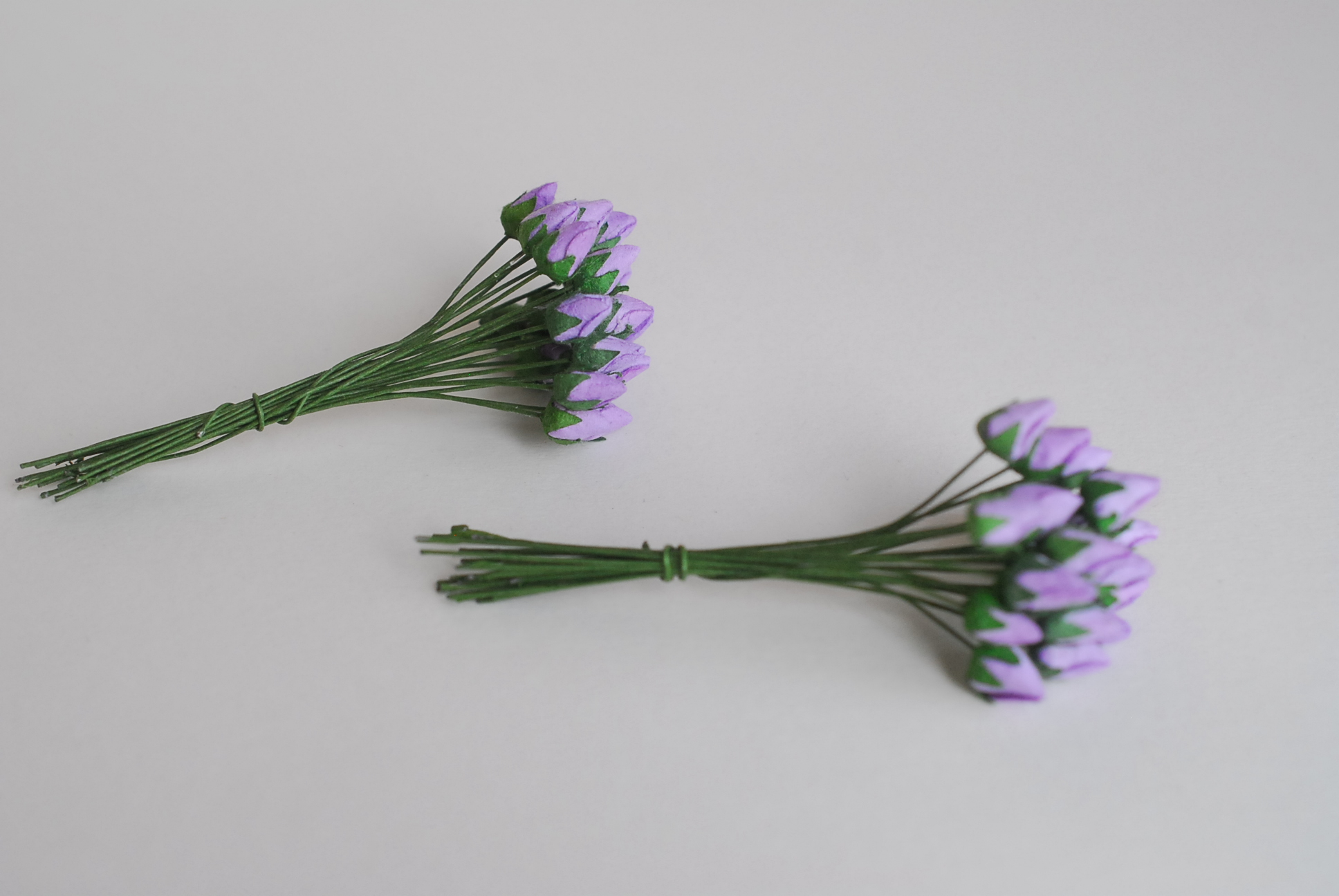 ดอกไม้กระดาษสา ดอกไม้กระดาษสา จตุจักร งานประดิษฐ์ ดอกไม้ทำข้อมือเพื่อนเจ้าสาว แต่งงาน, ดอกกุหลาบตูมปลายแหลม 0.8x 0.6 cm. 50 ดอก สีม่วง paper flowers, budding roses flower 0.8x0.6 cm. 50 pieces purple color.