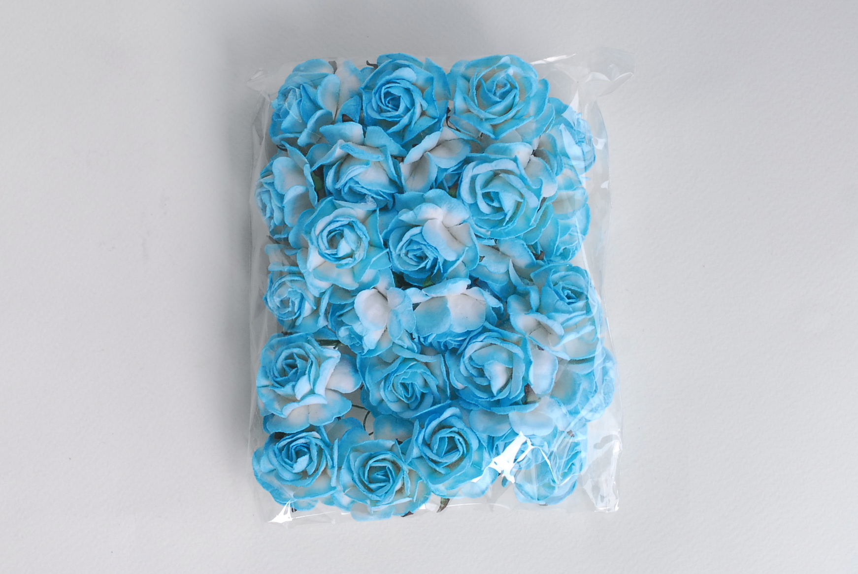 ดอกไม้กระดาษสา ดอกกุหลาบกระดาษสา ดอกไม้กุหลาบ ดอกไม้ประดิษฐ์ สำหรับตกแต่ง หรืองานแต่งงาน สีฟ้าเข้มปัดขาว ขนาด 3.5 cm. จำนวน 25 ดอก Paper flowers, handmade flowers, small roses paper size 3.5 cm. 25 pieces, blue sky brush white color.
