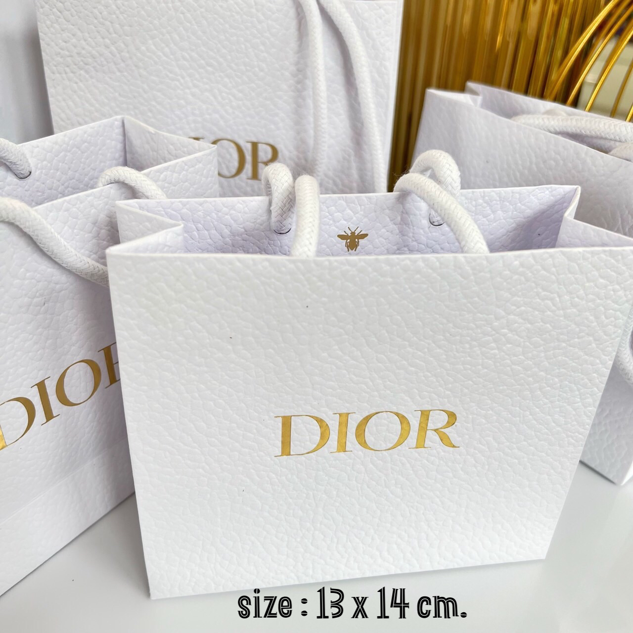 Dior : ถุงกระดาษสีขาว ไซส์เล็ก 13x14 cm. พร้อมริบบิ้นสี