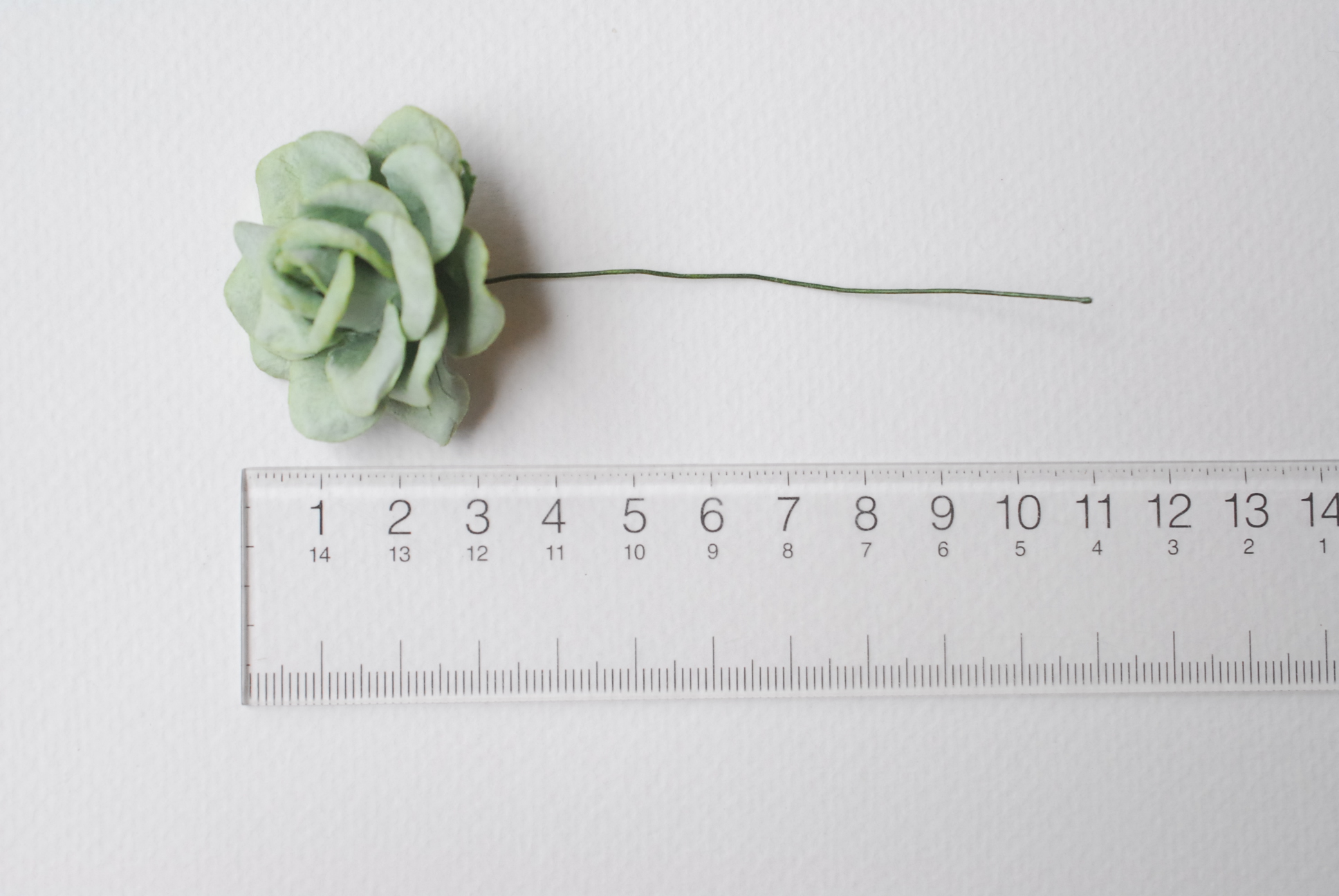 ดอกไม้กระดาษสา ดอกกุหลาบกระดาษสา ดอกไม้กุหลาบ กลีบโค้ง ดอกไม้ประดิษฐ์ สำหรับตกแต่ง หรืองานแต่งงาน สีเขียวอ่อน (ชาเขียวอ่อน) ขนาด 3.5 cm. จำนวน 25 ดอก Paper flowers, handmade flowers, small roses paper size 3.5 cm. 25 pieces, pale green color.