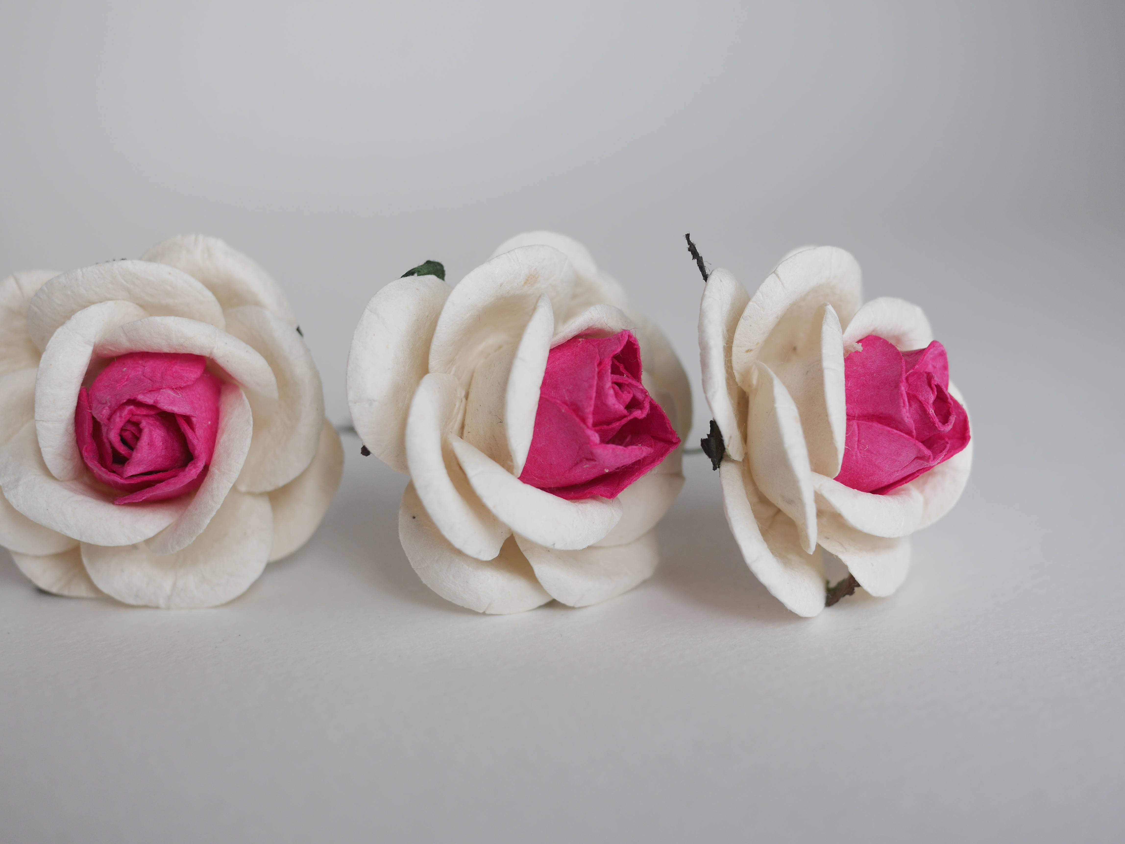 ดอกไม้กระดาษสา ดอกกุหลาบกระดาษ ดอกไม้กระดาษสา งานประดิษฐ์ ราคาส่ง ขนาด 4.5 cm., สำหรับของชำร่วย, งานแต่งงาน,สีบานเย็น-ขาว Paper flower,20 Pieces mulberry rose, 4.5 cm. medium magenta-white color.