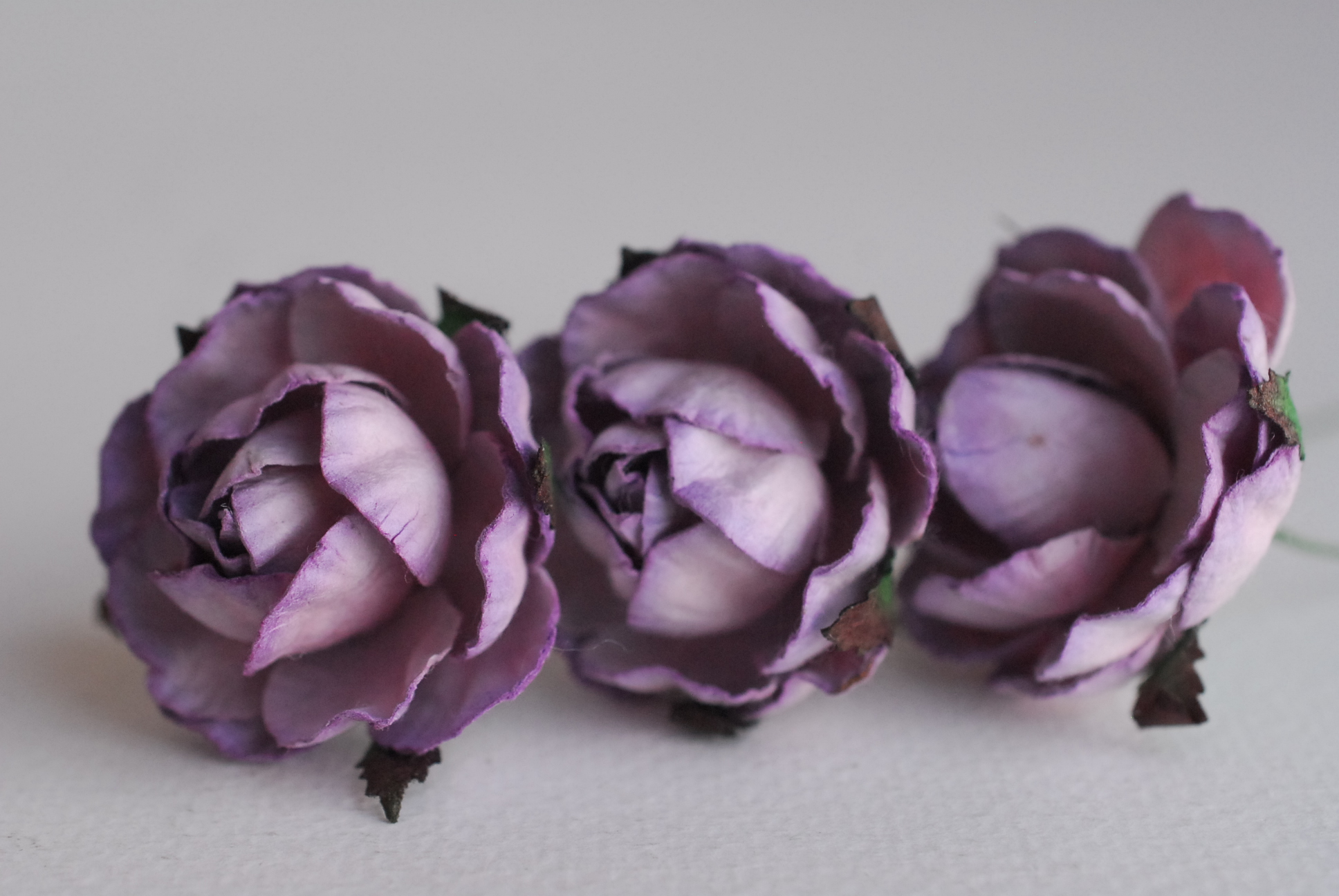 ดอกไม้กระดาษสาราคาส่ง, ดอกไม้กระดาษ,สำหรับตกแต่งของชำร่วย งานแต่งงาน ดอกกุหลาบกลม peony ขนาด 3.5 cm. จำนวน 25 ดอก, สีม่วงปัด Paper Flowers, Peony flowers supplies size 3.5 cm./ 25 pieces, handmade flowers, peony purple brush color.