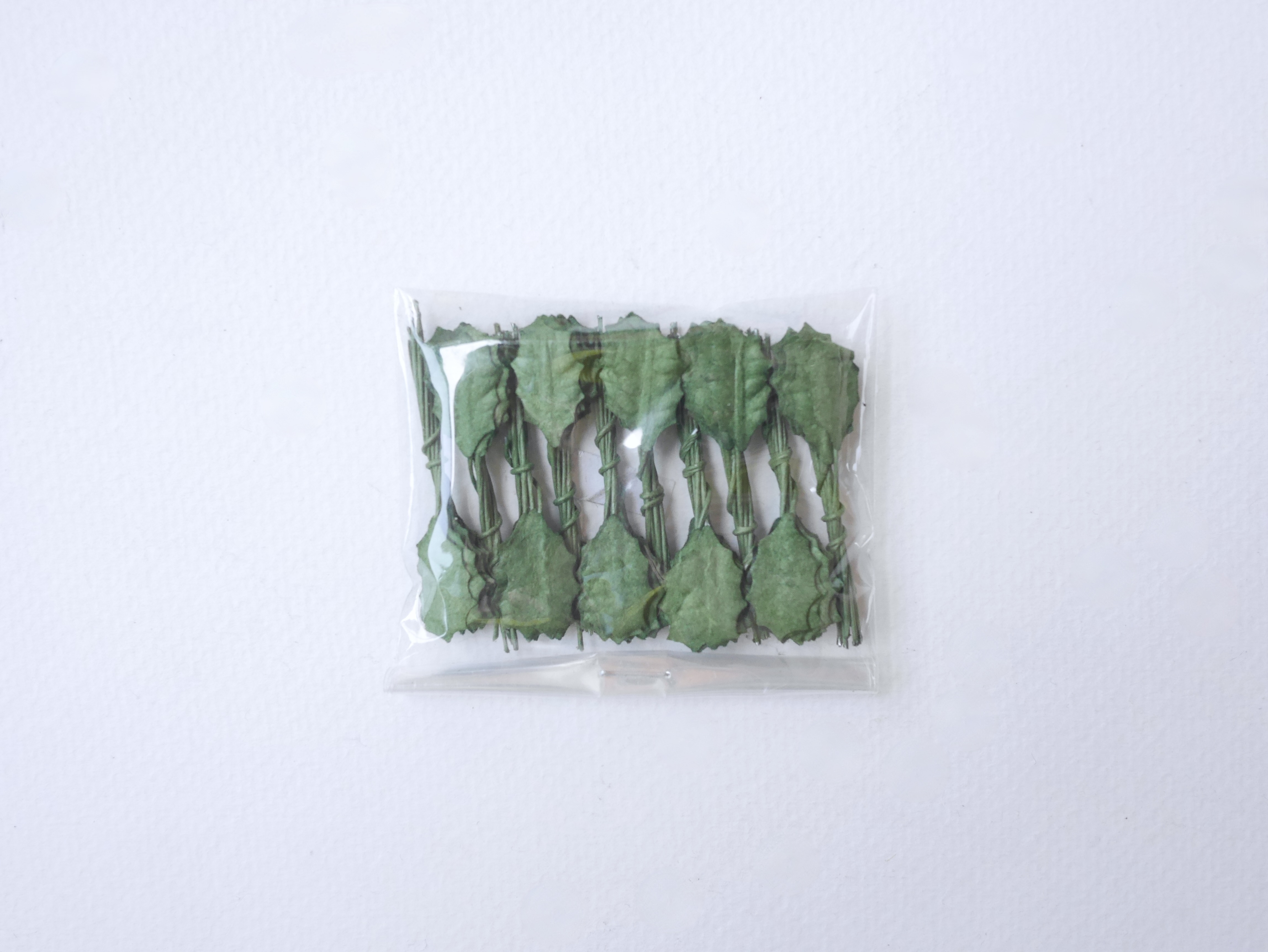 ใบไม้ x'masใบไม้กระดาษสา ราคาส่ง,ใบไม้ ใบchristmas ใบไม้ประดิษฐ์ สำหรับตกแต่ง หรืองานแต่งงาน สีเขียว ขนาด 2 x1.00 cm. จำนวน 100 ใบ