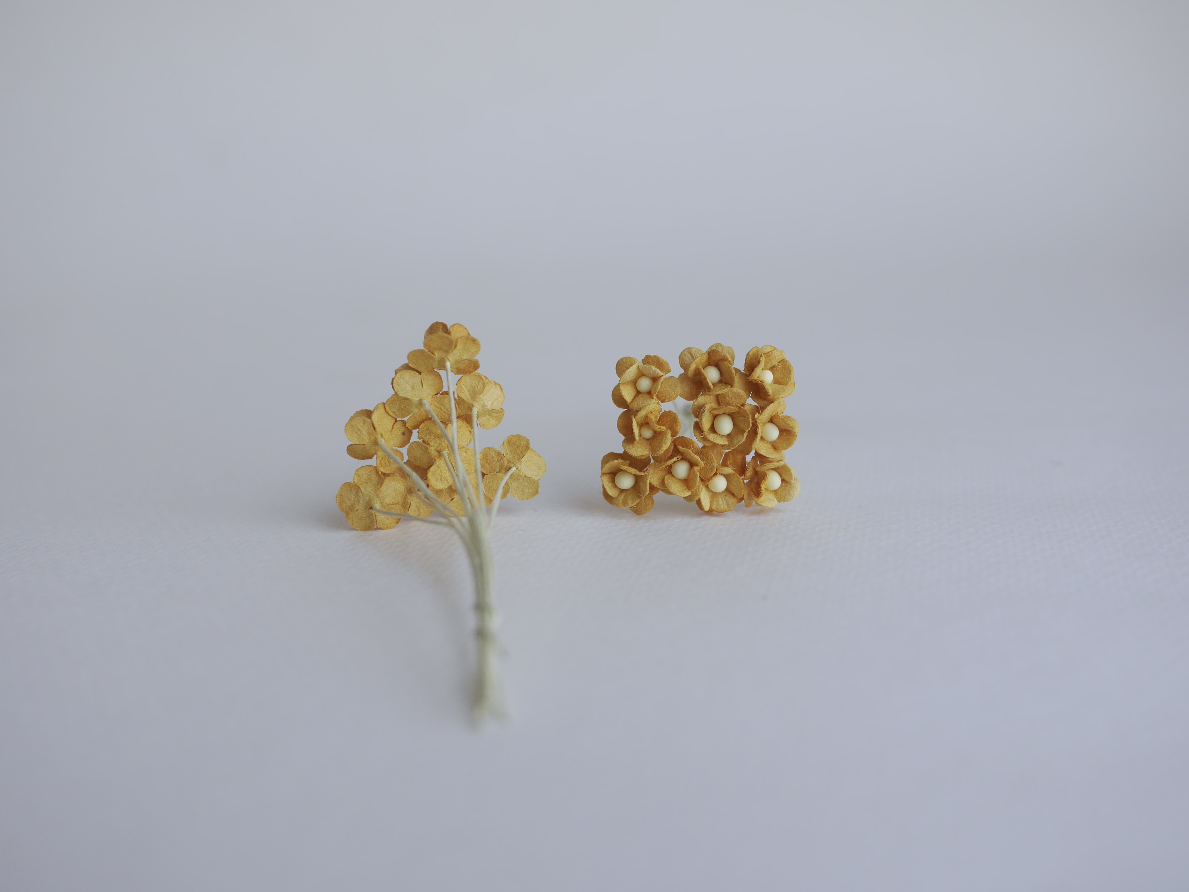 ดอกไม้กระดาษสา ดอกไม้กระดาษสาราคาส่ง ดอกไม้กระดาษสำหรับตกแต่ง งานแต่งงาน หรือติดของชำร่วย ดอก creeping lady 100 ดอก ขนาด 0.8 cm. สีน้ำตาลกากี Small Paper Flower with stem, 100 pcs., size 0.8 cm., creeping flowers 2 layers, khaki brown color.