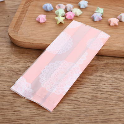 ถุงซองพลาสติกขุ่นขยายข้างสีชมพูลายดอกไม้สีขาว 5.5x13.5+3 cm. 100 ชิ้น :004781