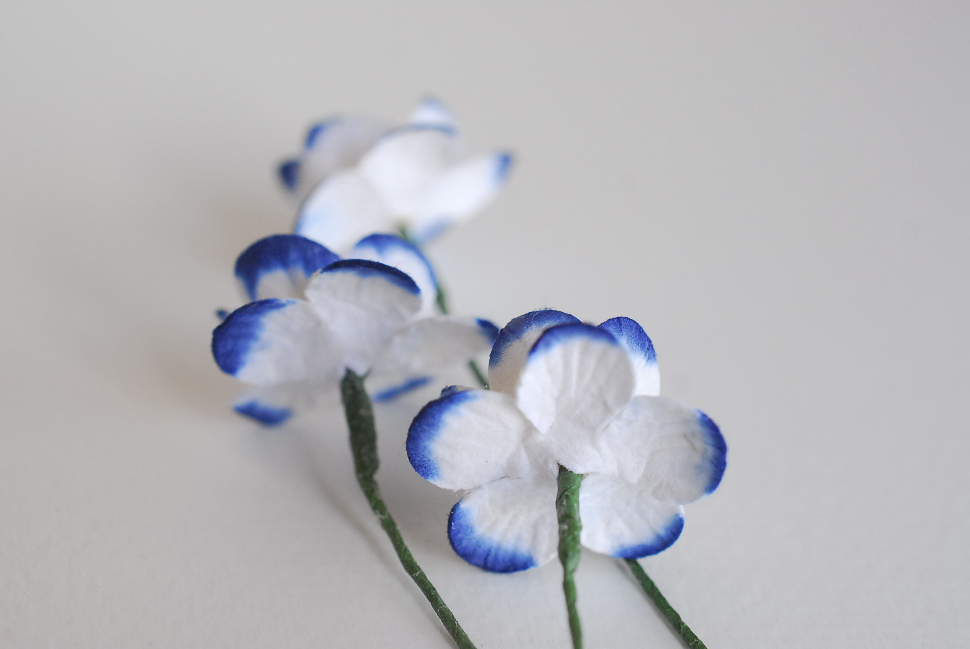 ดอกไม้กระดาษสา ดอกซากุระกระดาษ ดอกไม้กระดาษสาราคาส่ง ดอกไม้กระดาษสำหรับตกแต่งของชำร่วย งานแต่งงาน ทำช่อดอกไม้ติดอกเจ้าบ่าว ข้อมือดอกไม้เจ้าสาว ขนาด2.5 cm. 50 ดอก สีน้ำเงินกรมท่าปัดขาว Paper flowers supplies: DIY wedding tools Cherry blossom (Sakura) 50 pc